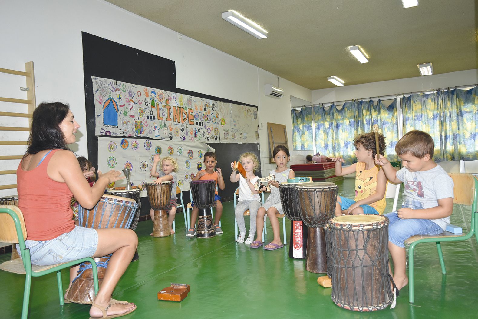 Ethnic Music Espoir développe l’apprentissage, entre autres, des musiques du monde. Ici, le groupe des plus jeunes répète  un morceau de percussions appris tout au long de la semaine avec Sandra Vandervonden, la directrice de l’association.