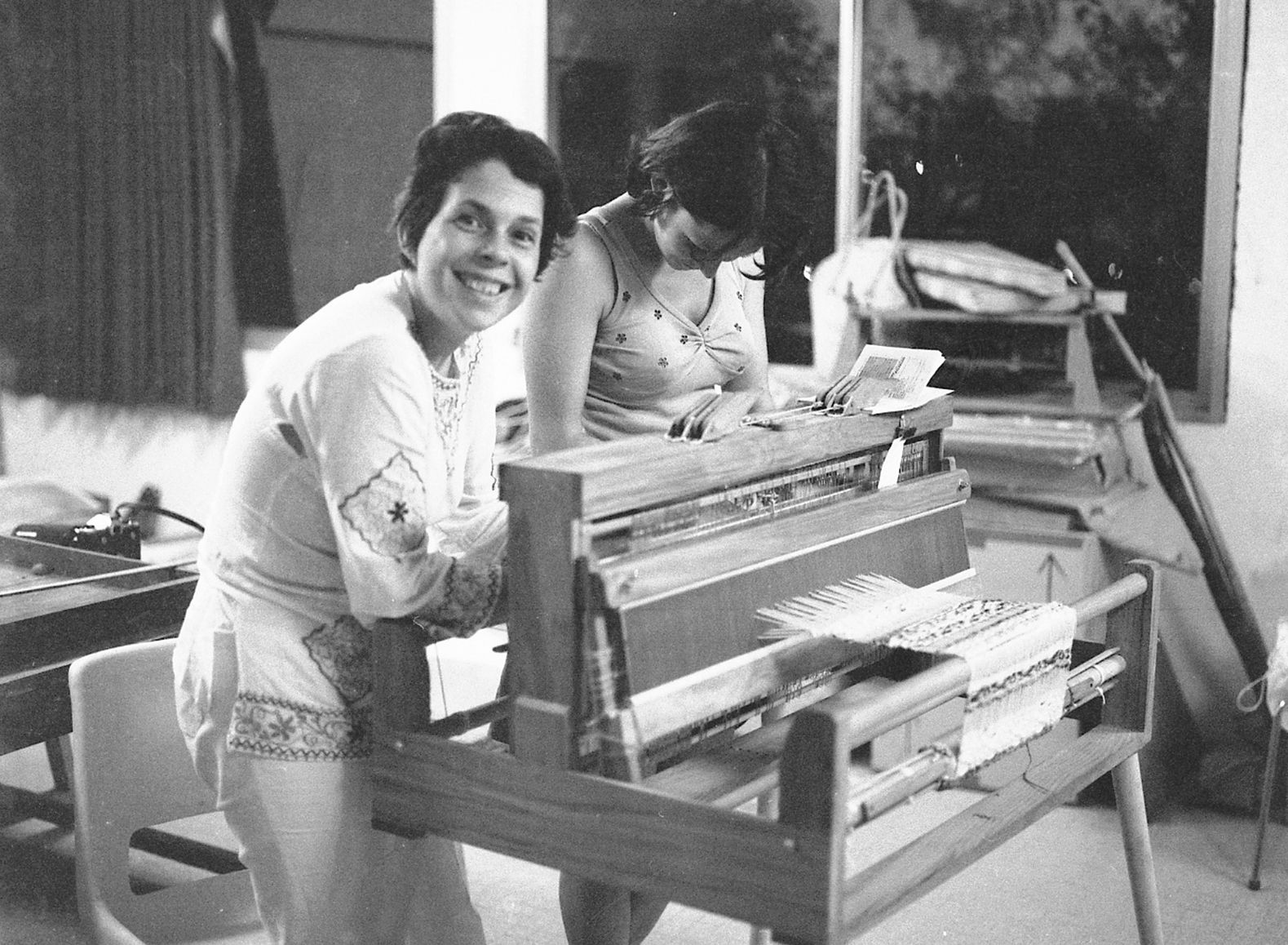 Viviane Siorat (à gauche), maman san de l’auberge de la  Vallée-du-Génie de 1972 à 1976, organisait de nombreuses activités pour les membres de l’association et les touristes.