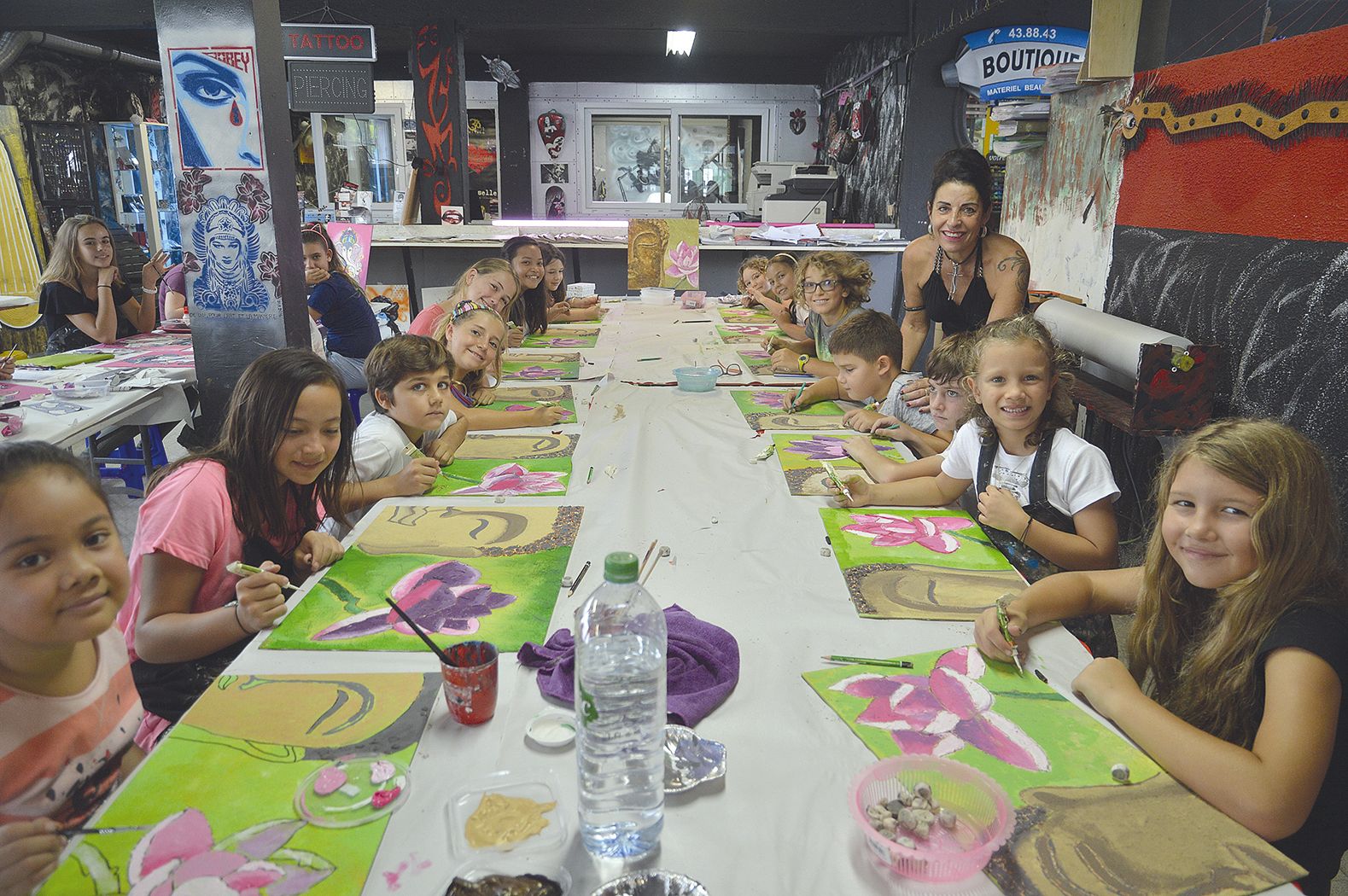 À l’atelier L’art et la manière au PK6, le thème de la semaine est “Zen??. Les jeunes finalisent leur œuvre sous l’œil bienveillant de Sylvie Joreau.