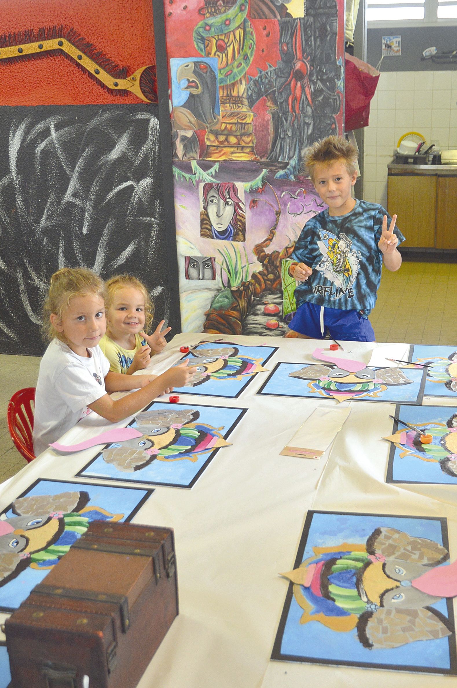 Les plus petits de L’art et la manière s’entraînent aussi  à la peinture et au collage.