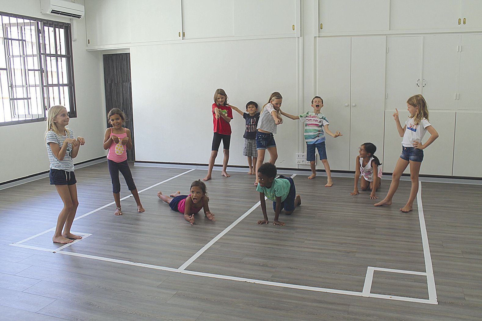 Scène de jungle imaginée par les enfants des ateliers du Faubourg, qui se réunissent l’après-midi pour faire du théâtre avec Célia Chabut, leur professeure.