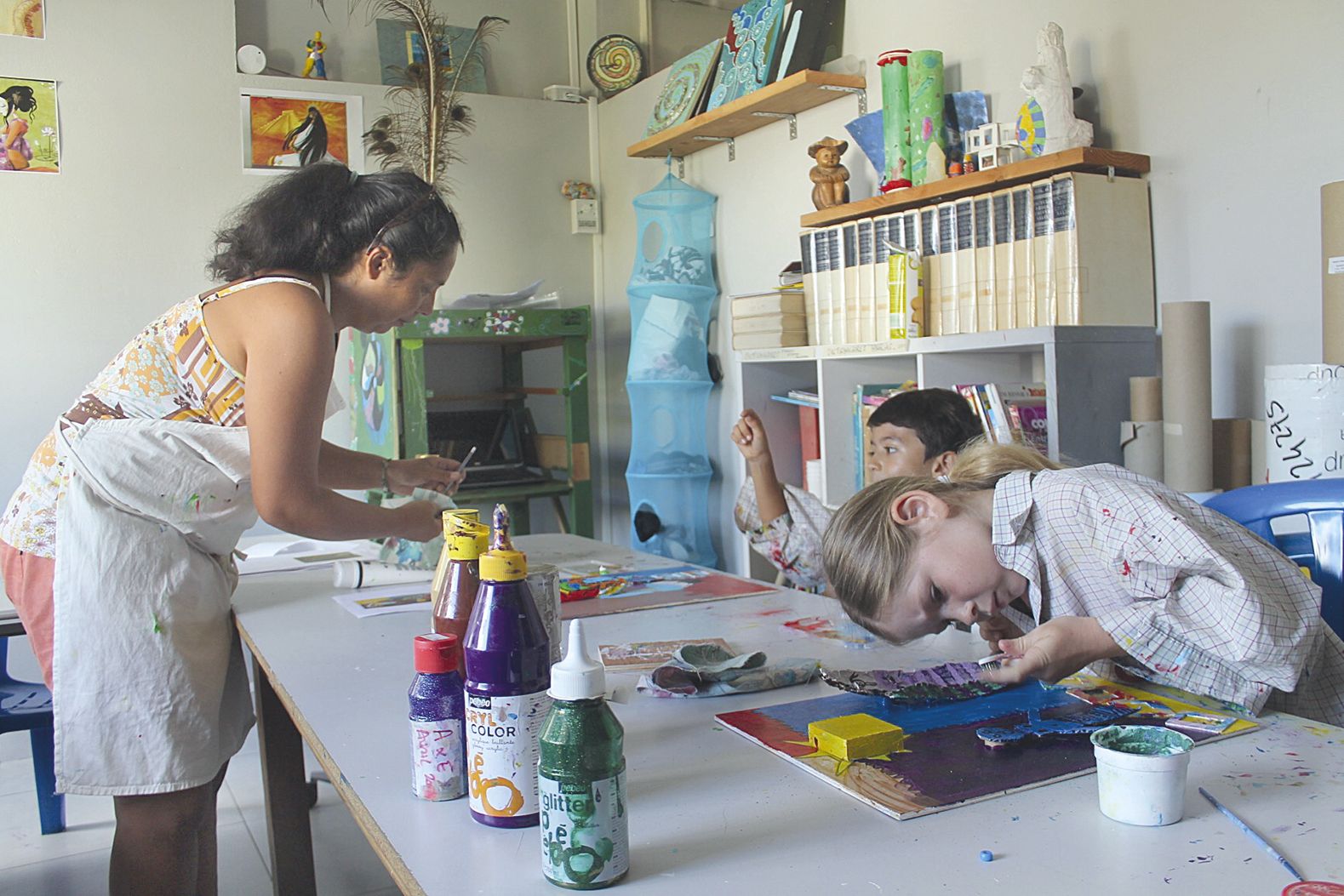 La concentration est à son maximum pour achever ces tableaux inspirés de Karel Appel, peintre et sculpteur hollandais né en 1921 et décédé en 2006. Puis les stagiaires de Arts et études, à la Baie-de-l’Orphelinat, finiront la matinée à la plage.