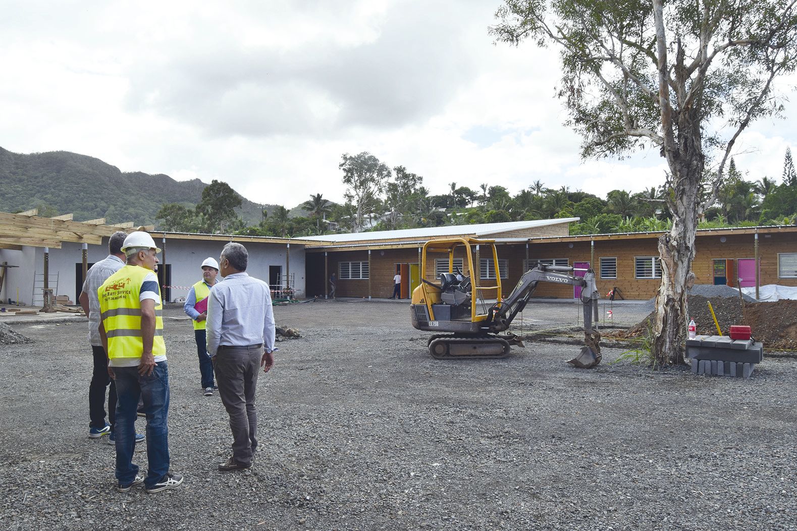 Dans la cour des maternelle, les engins laisseront place à une aire de jeux. Derrière,  le bâtiment aux portes colorées accueillera les premiers écoliers.