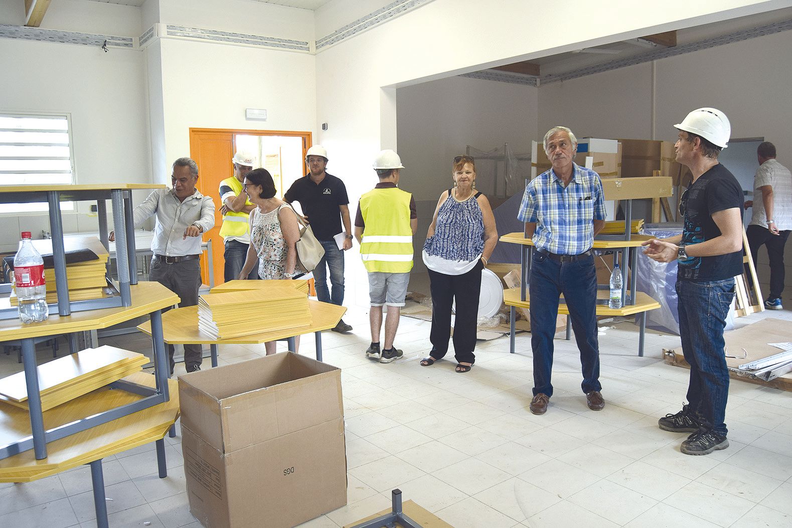 Dans la cantine de 137 m2, le mobilier a été stocké et est installé petit à petit dans les sept premières classes qui seront ouvertes à la rentrée.