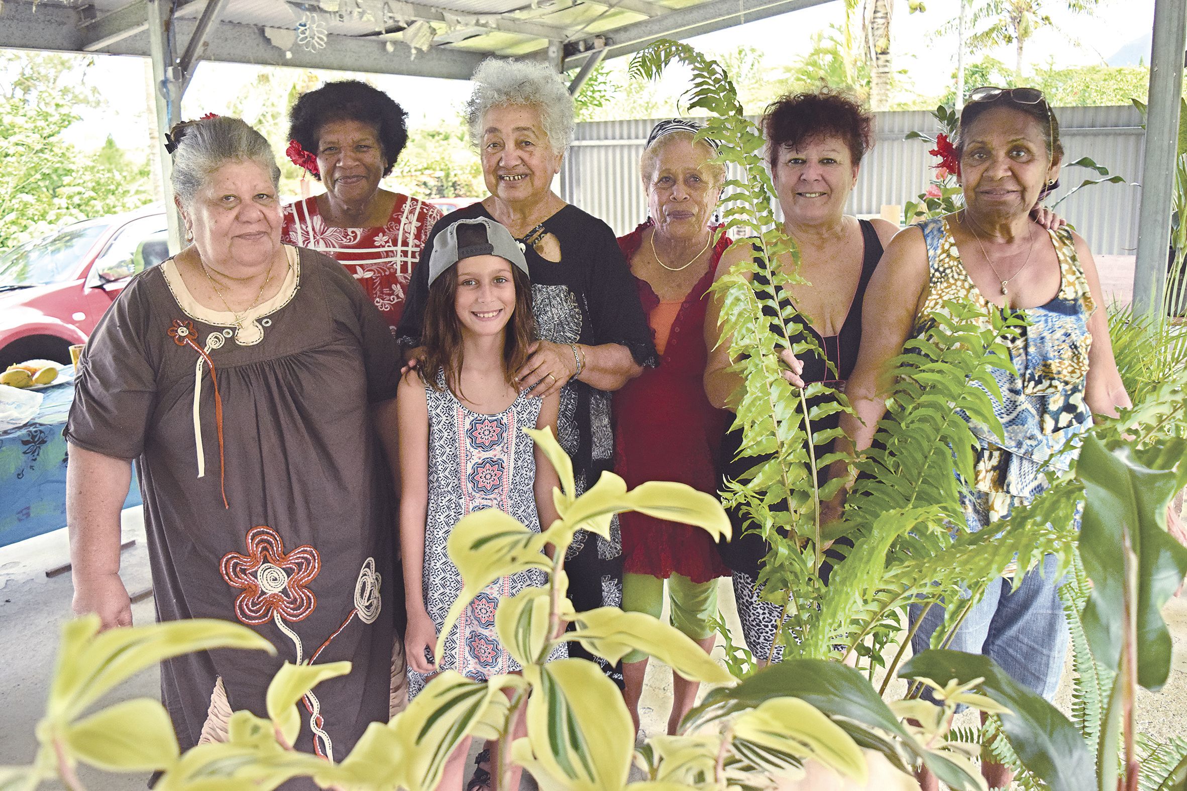 Régine, Christine, mamie Kiki, Clo, Marie-Lossa, Madeleine et Louann, devant de belles plantes.