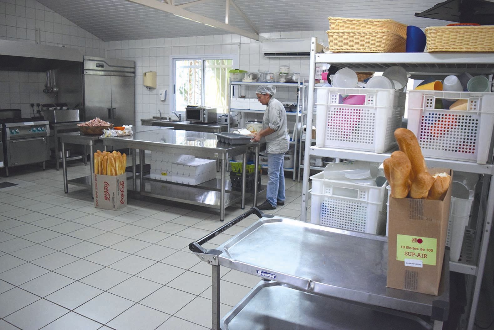 Un des visages des Piroguiers, sa cuisinière, Ketty. La dame cuisine chaque jour des produits frais pour la petite troupe. Un vrai plus salué autant par les enfants que par les animateurs.