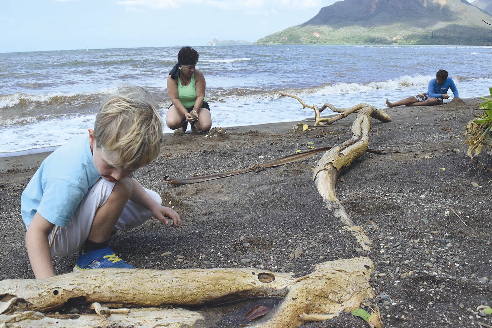 La dernière épreuve de la chasse aux trésors pour le groupe de Lossa: un concours de châteaux de sable.