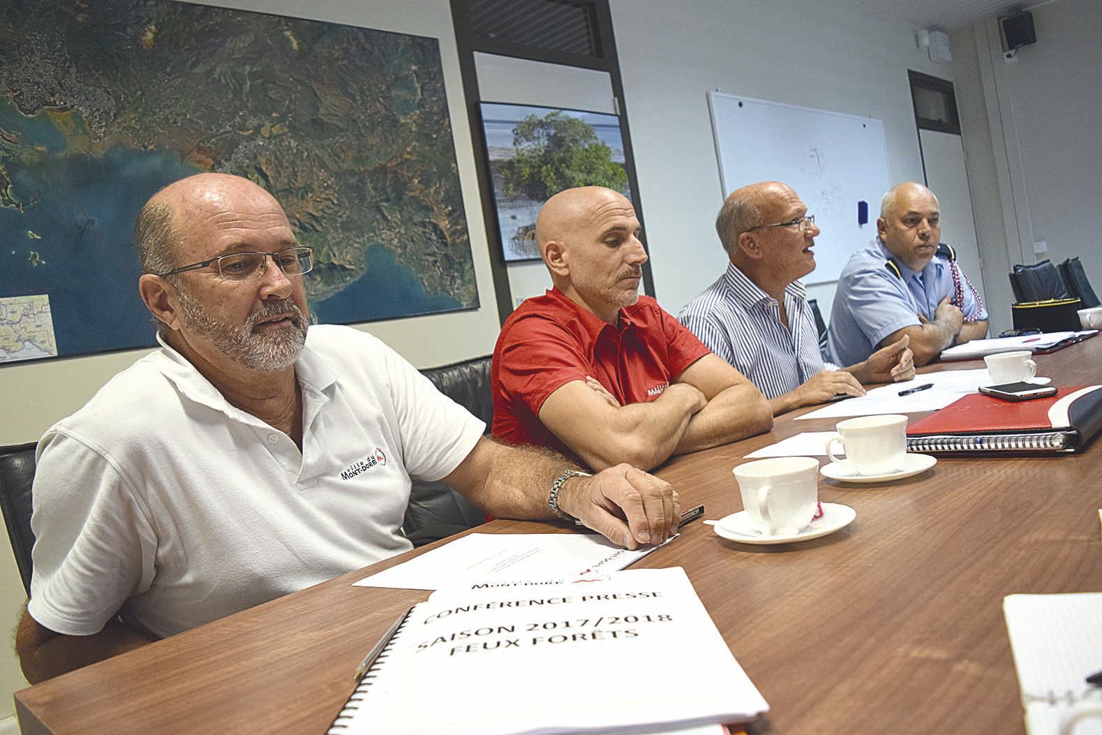 Le bilan de la saison des feux était présenté hier par Guy Guépy, conseiller municipal, Gilles Monteferrario, responsable adjoint sécurité, Eddie Lecourieux, premier adjoint et Jean-Louis Marlier, chef de corps de la caserne du Mont-Dore.