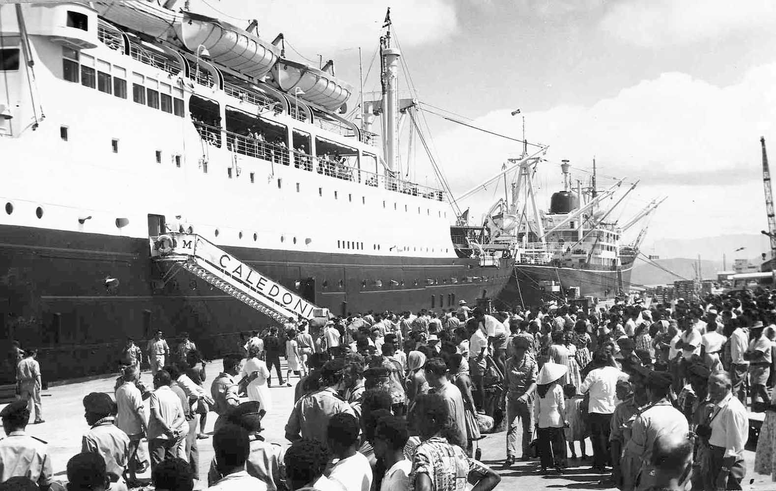 Le Calédonien, en 1972, à quai.  Le paquebot a été construit  pour la ligne Marseille-Antilles-Panama-Tahiti-Nouméa-Australie, supprimée en 1972 à cause  de la concurrence de l’avion.