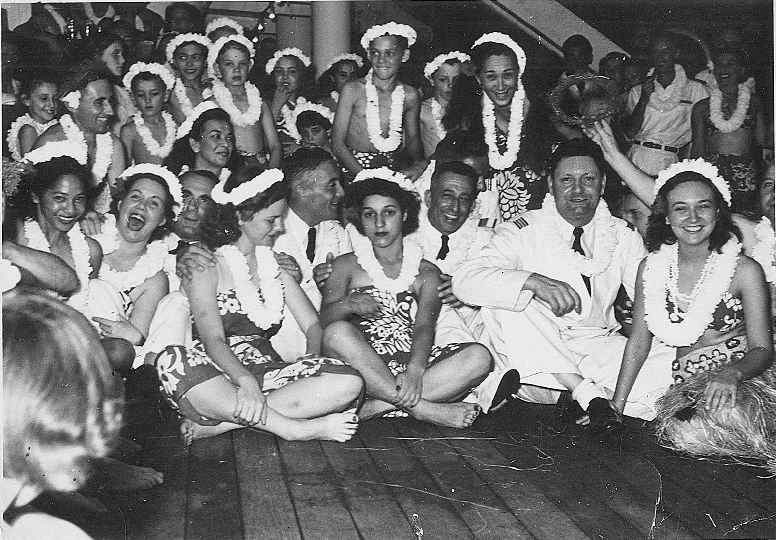 Fête à bord d’un bateau  des Messageries maritimes.