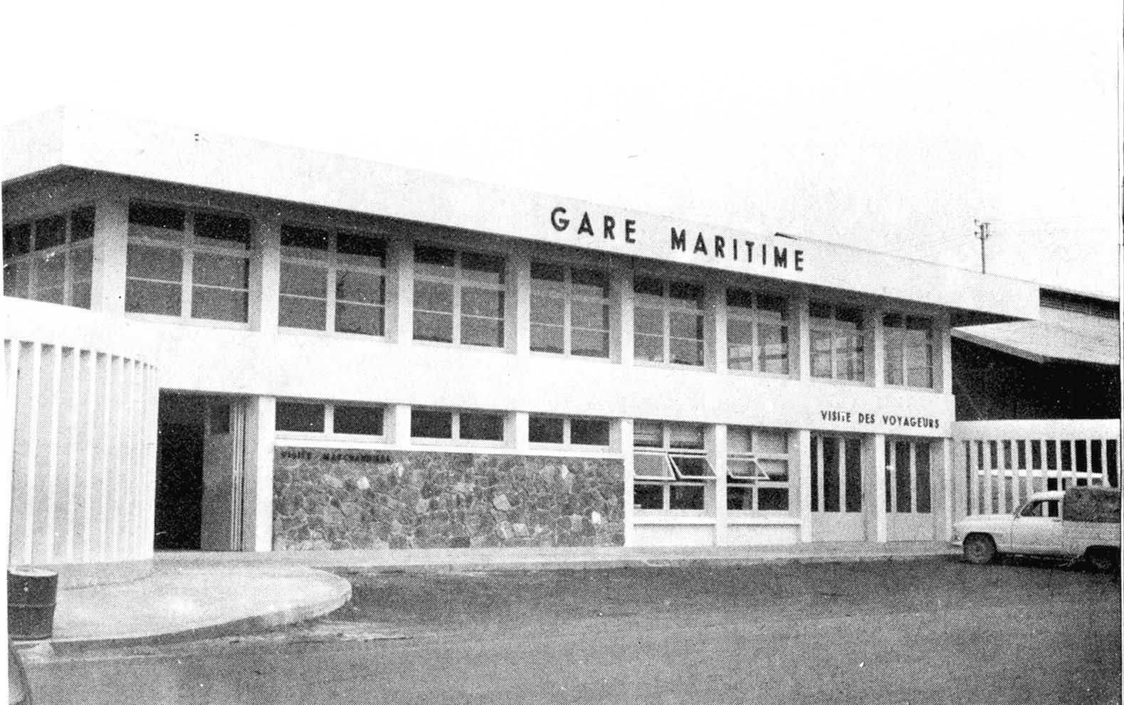 Nouméa a compté quatre gares maritimes, dont l’actuelle. Celle sur la photo est inaugurée en 1967. Elle porte le nom d’Albert Satragne, ancien ministre des Travaux publics.