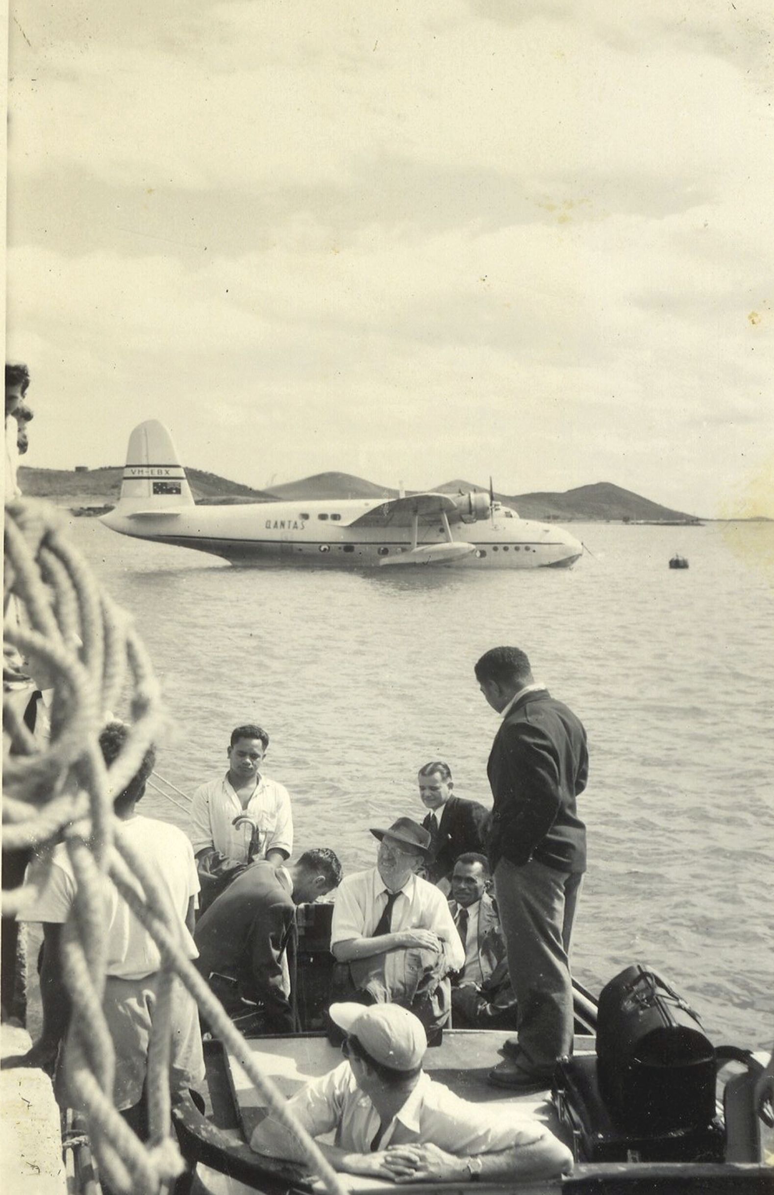 A la descente de l’hydravion Qantas,  à Nouméa, en 1952. Il fallait alors  dix heures pour rallier Sydney.  Les passagers étaient récupérés  en bateau pour rejoindre la terre ferme.