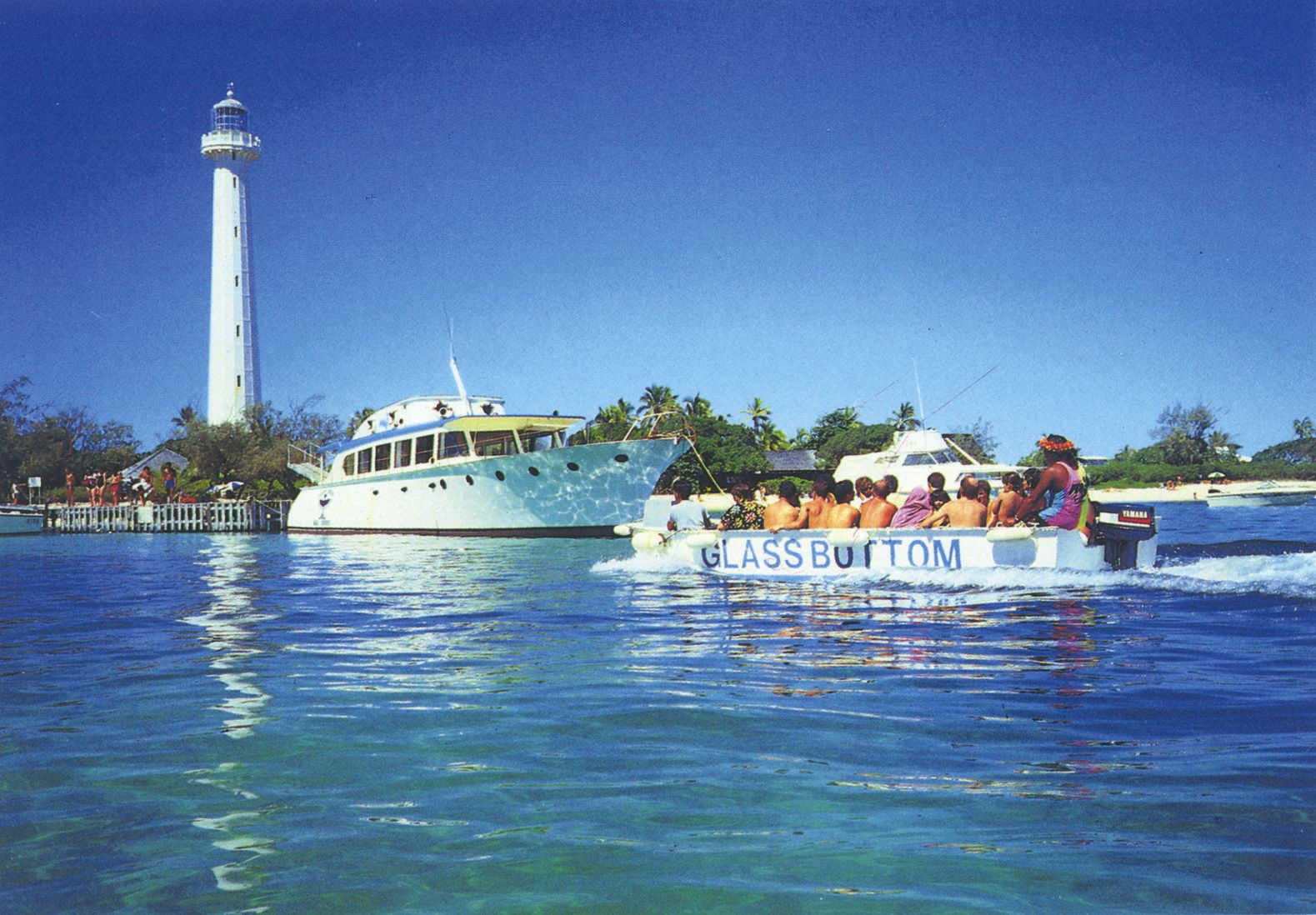 Dans les années 1960, un bateau à fond de verre se rend déjà au phare Amédée. Plusieurs opérateurs proposent alors des excursions sur l’îlot.