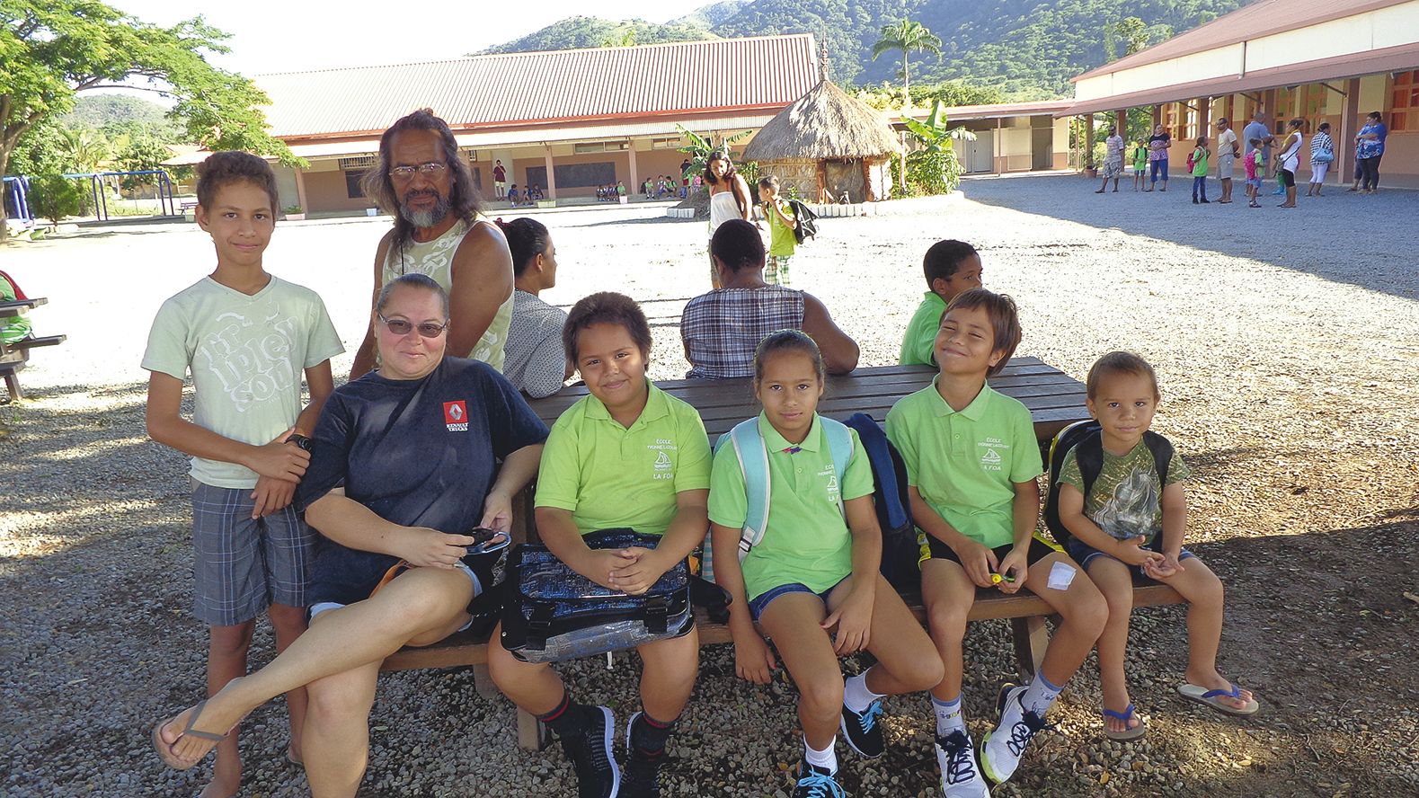 Papa, maman, grand et petit frères ont accompagné les trois enfants scolarisés à l’école Yvonne-Lacourt. Un soutien familial pour leur permettre de réaliser une bonne rentrée scolaire.