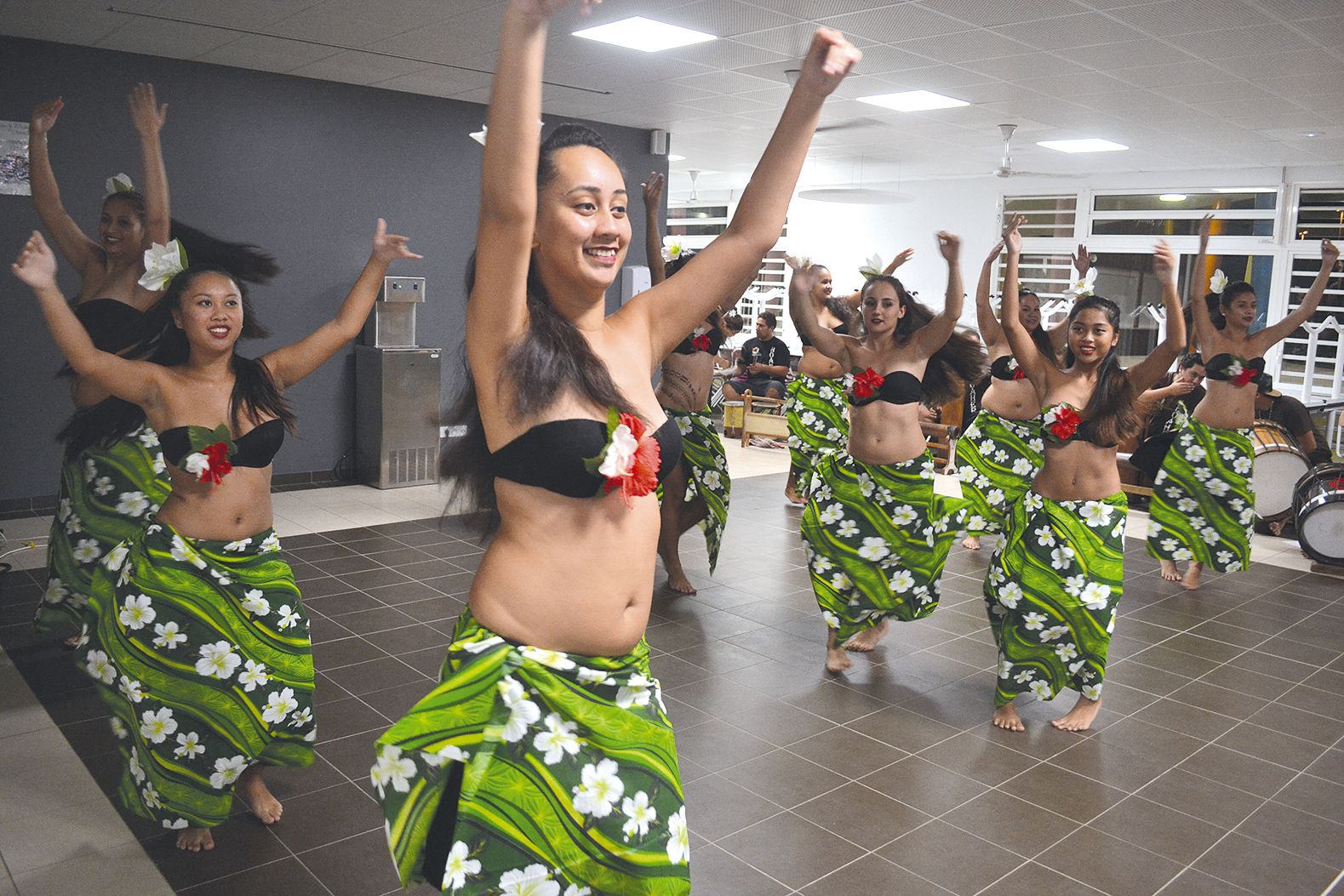 La troupe de danse traditionnelle tahitienne Moahere a chauffé à blanc l’assistance pour la cérémonie d’inauguration « surprise » qui s’est déroulée dans le réfectoire.