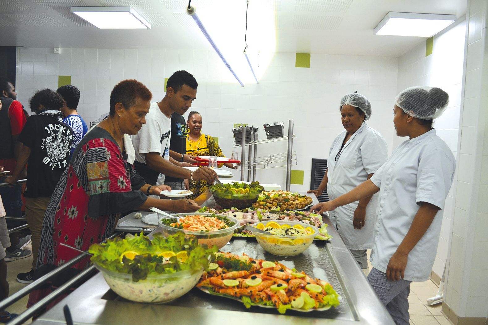 Première rencontre avec les cuisiniers qui œuvreront pour les internes, matin, midi et soir, cinq jours sur sept. Pour  l’occasion un buffet froid « de fête » a été concocté. Les dîners suivants risquent en revanche d’être plus classiques…