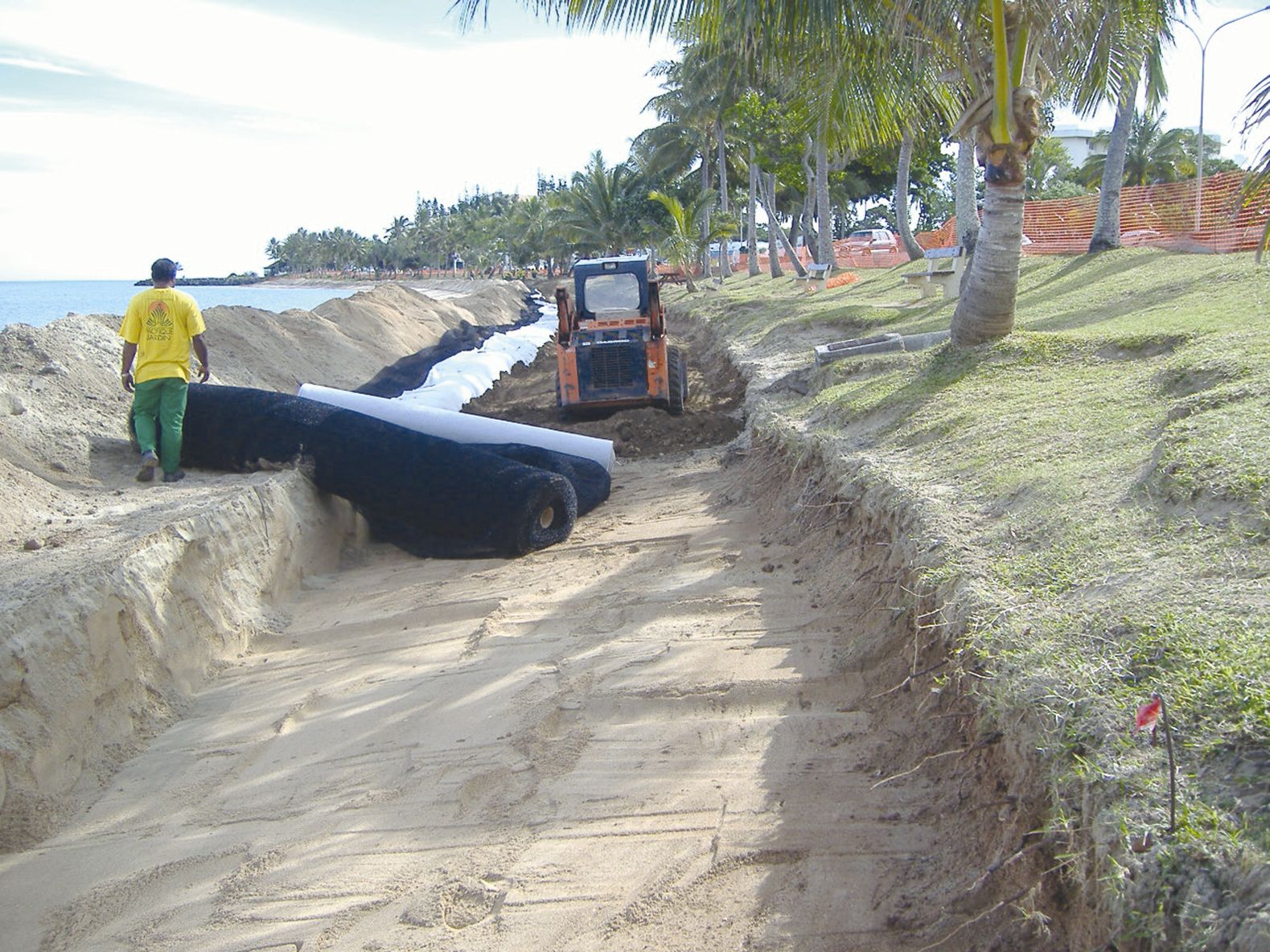 En 2006, la ville a posé des filets pour retenir le talus, mais l’eau atteint désormais les racines, visibles ici sur la droite.