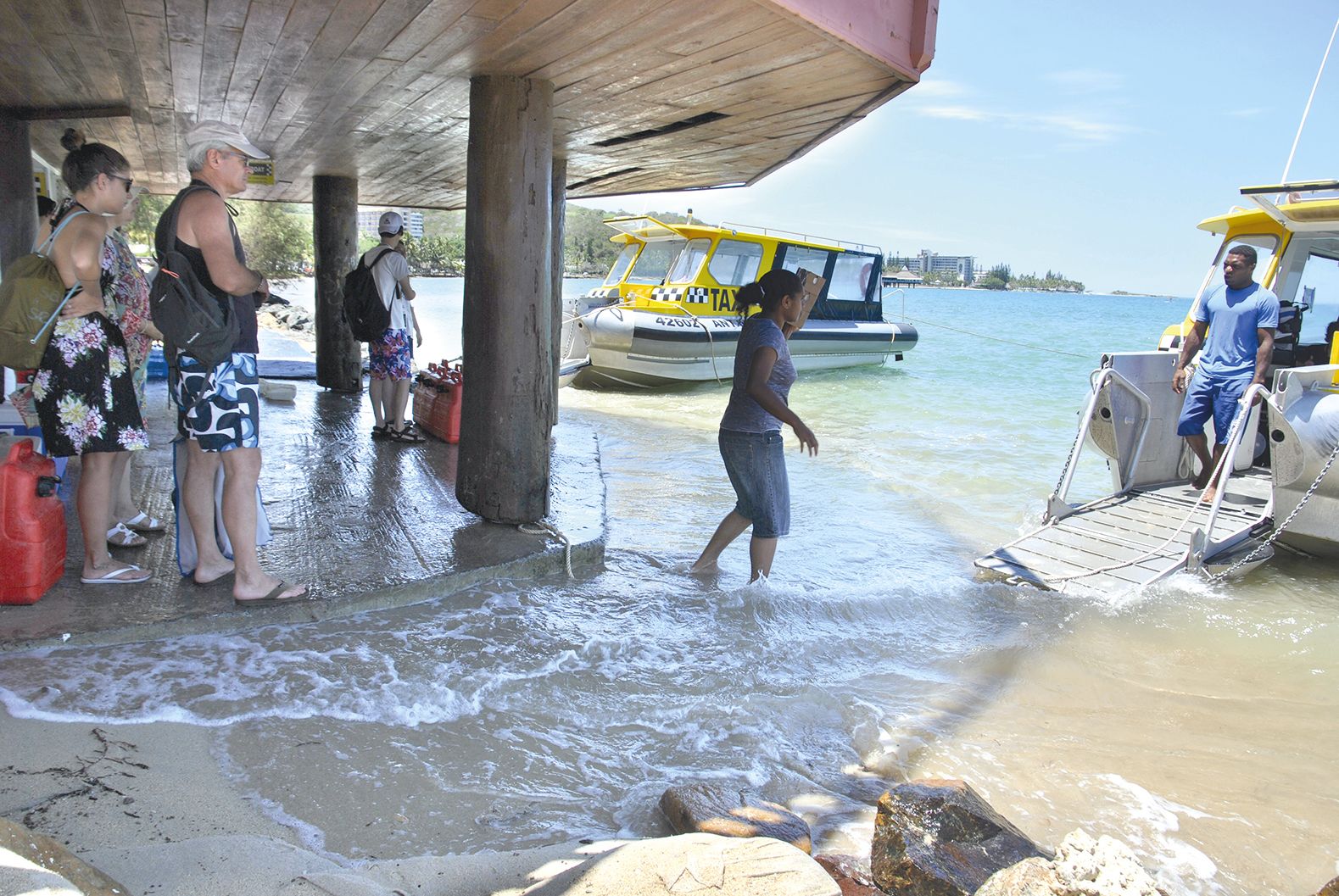 Au faré des taxis-boat, la montée des eaux est visible. L’eau atteint régulièrement les piliers de l’édifice.