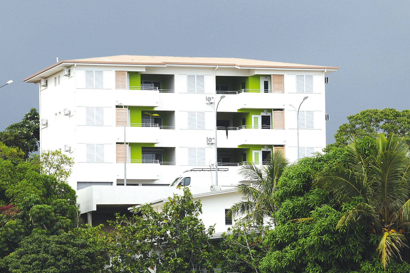 À Rivière-Salée, la réhabilitation des duplex est terminée, et la résidence Collier Blanc, à l’entrée du quartier, sur la colline, bientôt achevée.  « On a livré la partie réhabilitation, indique Benoît Naturel, et, dans deux ou trois mois, on livre l’ext