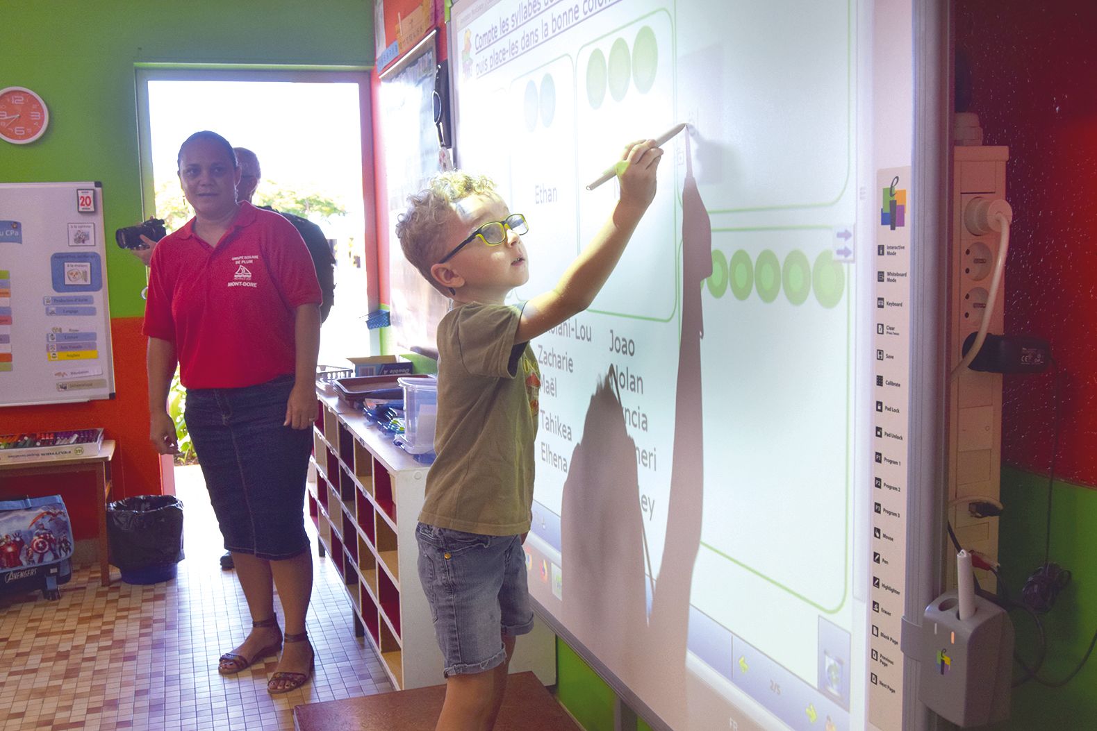 Le groupe scolaire de Plum est 100 % numérique. Chaque classe dispose d’un TPI,  un tableau pédagogique interactif, comme ici, en CP.