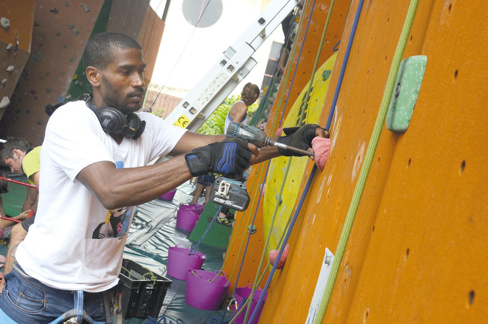 Bassa Mawem, champion d’escalade mais aussi directeur de l’équipe technique régionale, est en charge des murs d’escalade de Magenta et de Koutio. Il refait un parcours afin de renouveler l’attractivité du site.