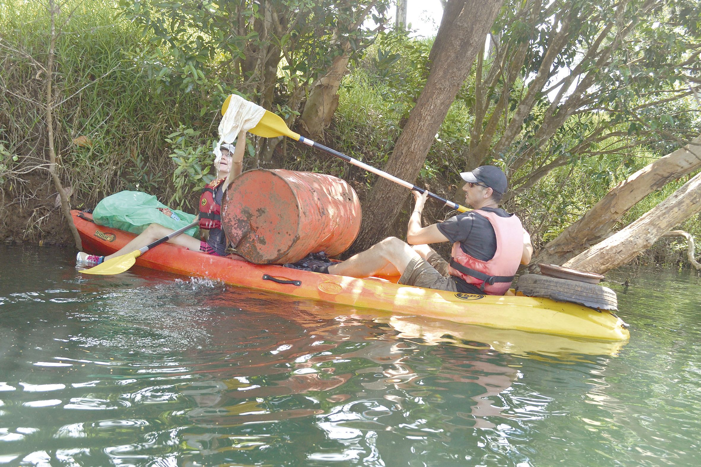 La place se faisait rare sur les kayaks tant les déchets volumineux s’amoncelaient rapidement. Sans oublier les innombrables petits détritus bloqués dans la végétation des berges.