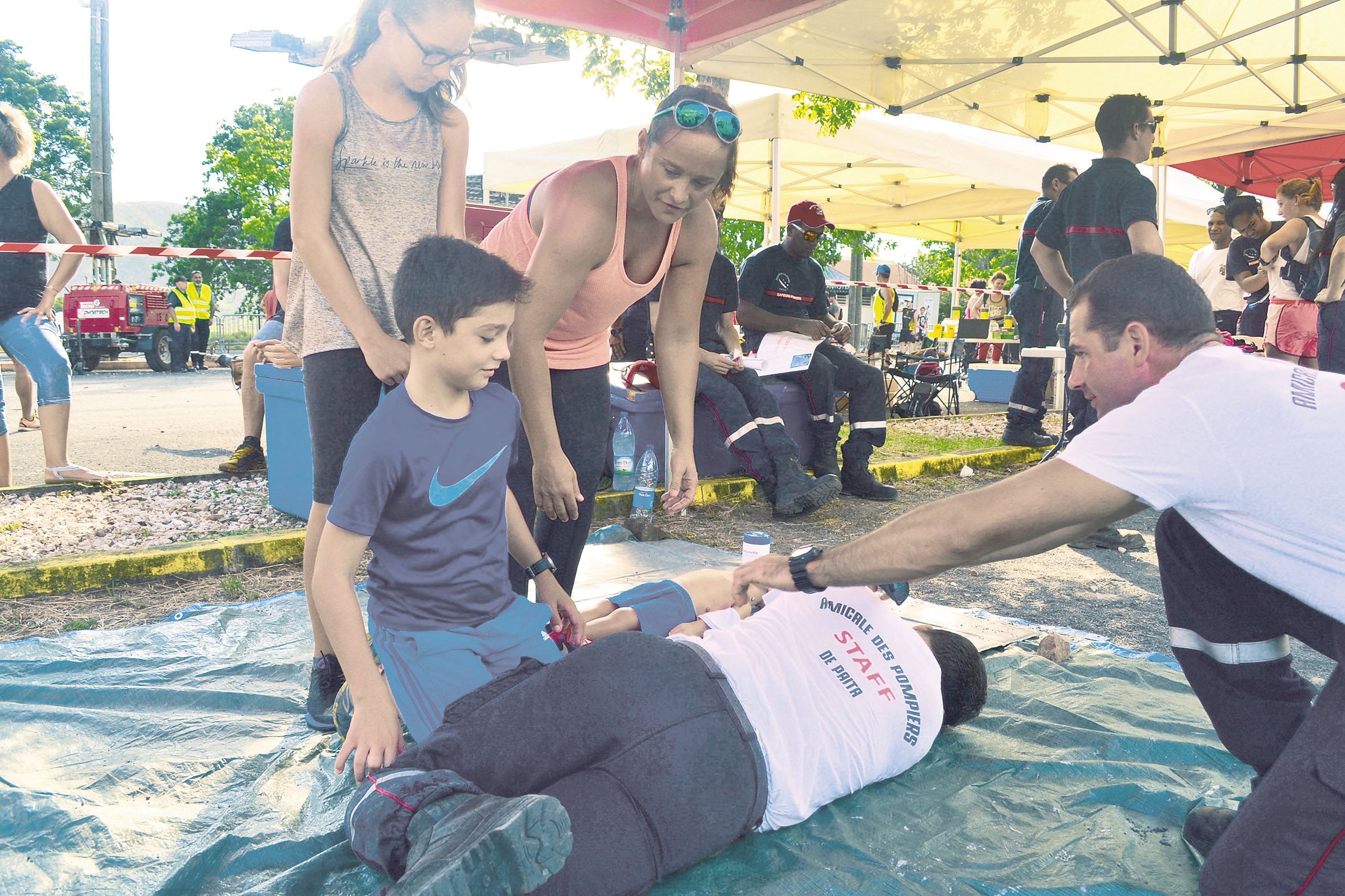 L’atelier d’initiation aux gestes qui sauvent n’a pas désempli. « On apprend le massage cardiaque, la position latérale de sécurité, etc. Ce sont les bases, mais les enfants sont vraiment intéressés. Et les parents en profitent pour également venir et nou