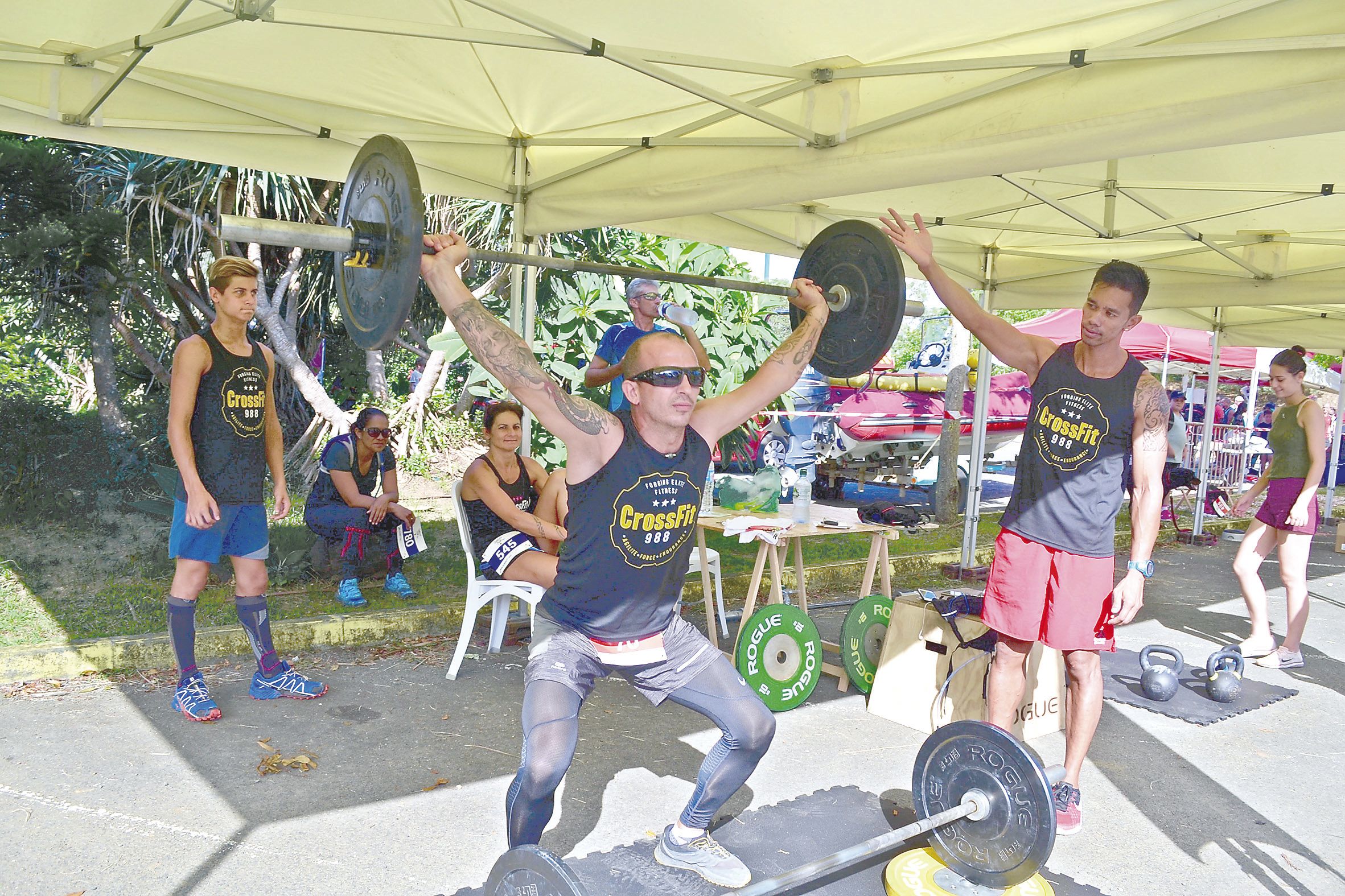 Les athlètes de la salle de sport CrossFit 988 se sont livrés à quelques démonstrations, pour le moins musclées.  L’occasion également pour les plus téméraires d’être initiés à la pratique de l’haltérophilie, surveillés de près par le coach Jay Laverquant