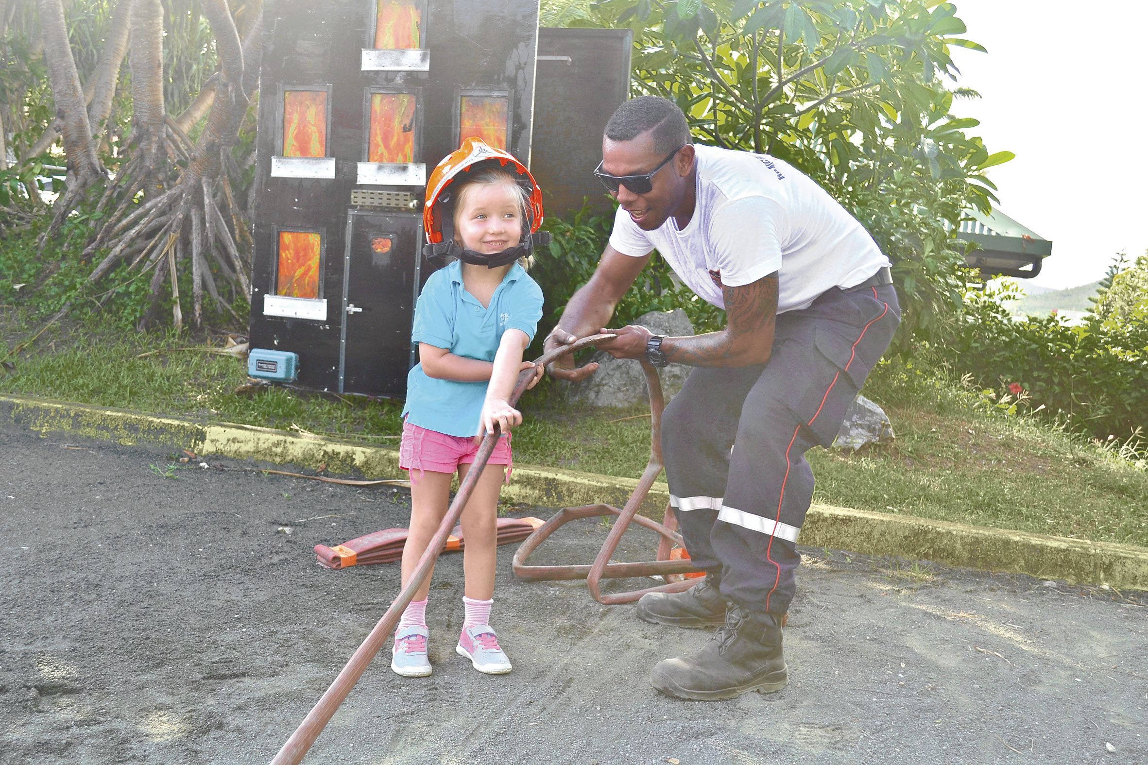 Lisa, 4 ans, découvre le matériel des soldats du feu… et son état de saleté sous le regard amusé de son papa. « On est venus exprès plus tôt que l’heure de départ pour ces animations. C’est bien organisé, c’est familial et les gens sont super sympas. Cela