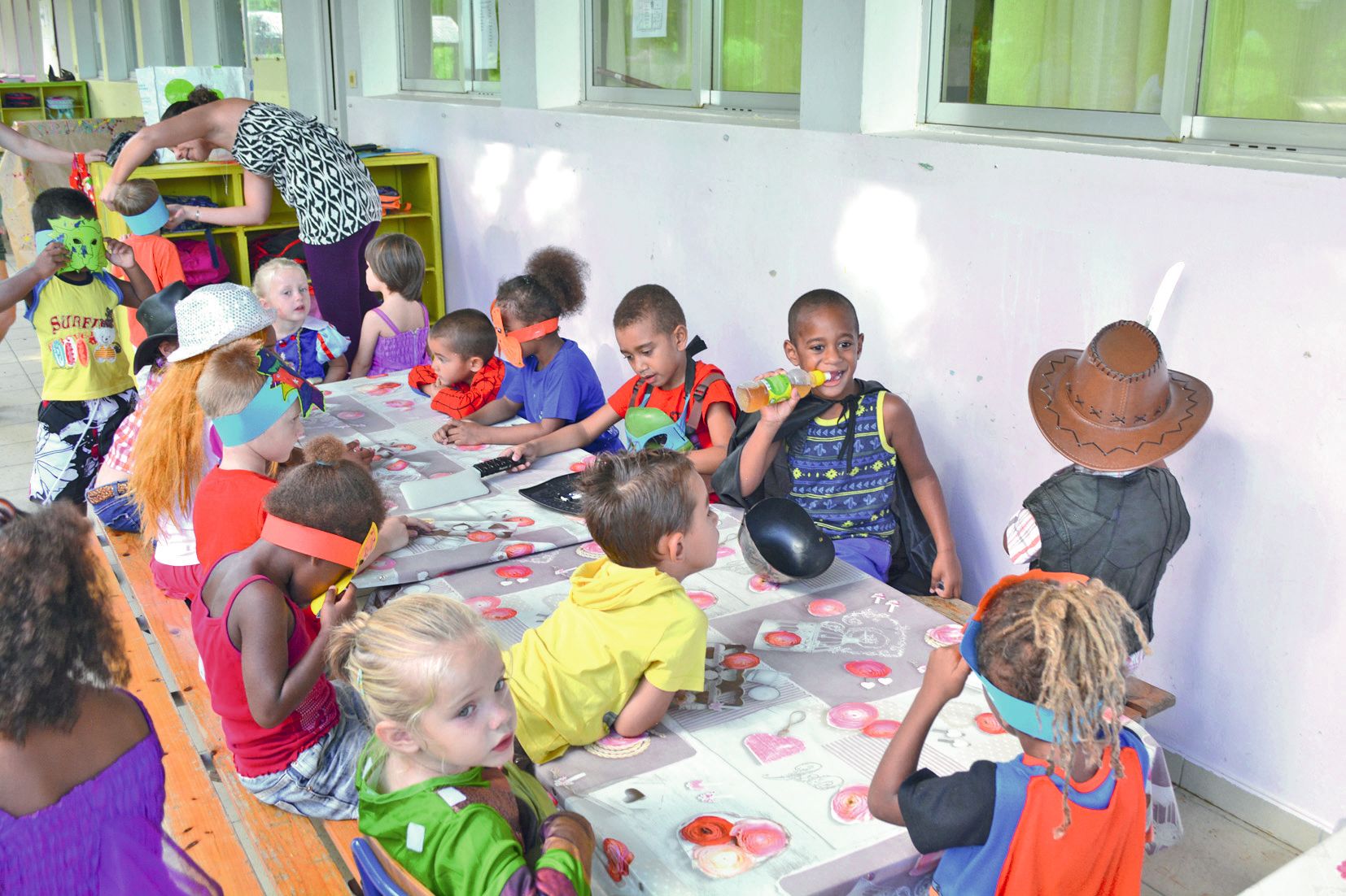 Derniers préparatifs pour les enfants de la maternelle. Les maîtresses, aidées des parents, ont vérifié que tous les accessoires et les costumes étaient bien ajustés.