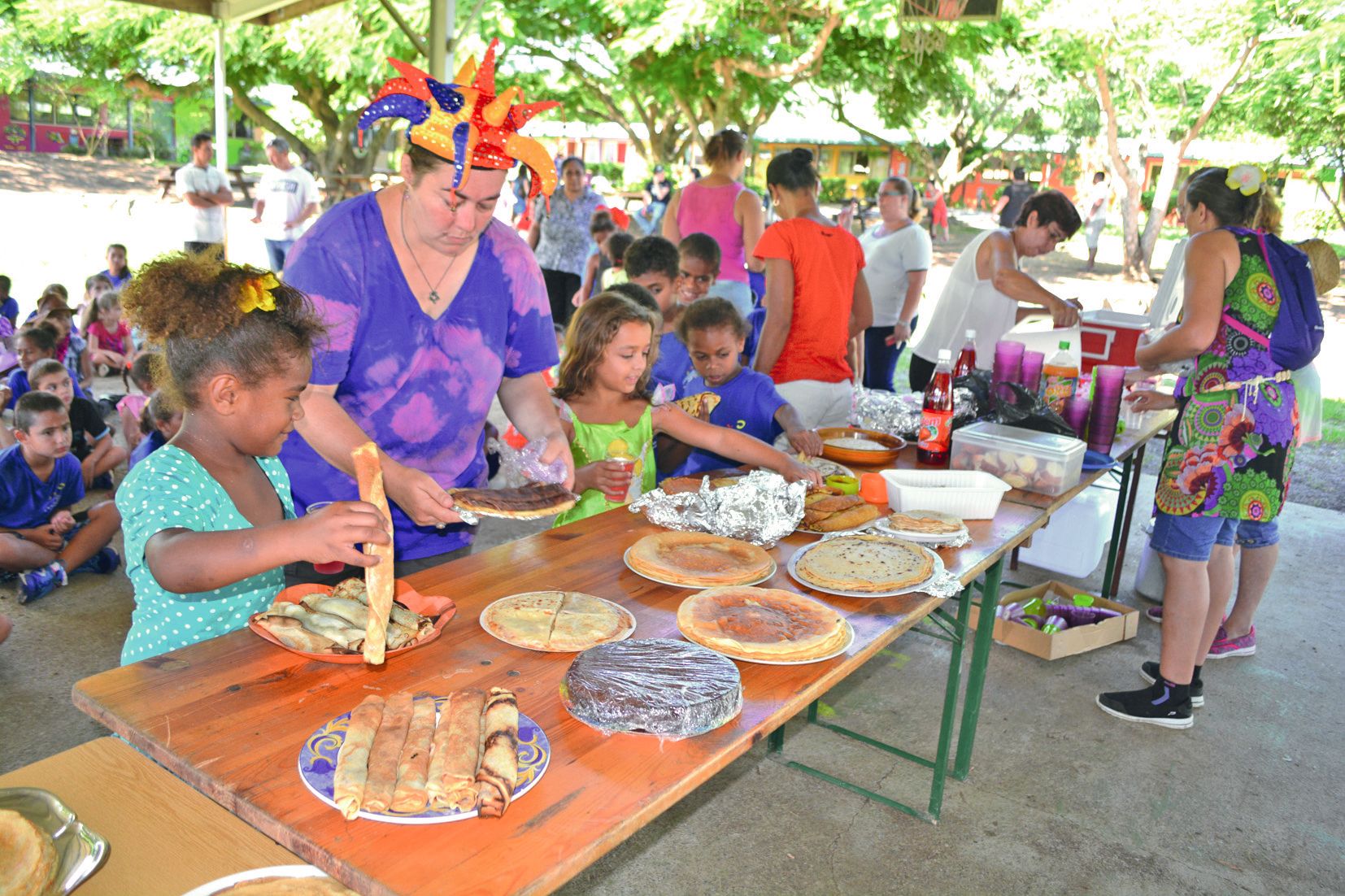 Après l’effort, le réconfort du goûter. À leur retour à l’école, les enfants ont été installés sous le grand préau du primaire pour pouvoir se rafraîchir et déguster les crêpes préparées par les parents.