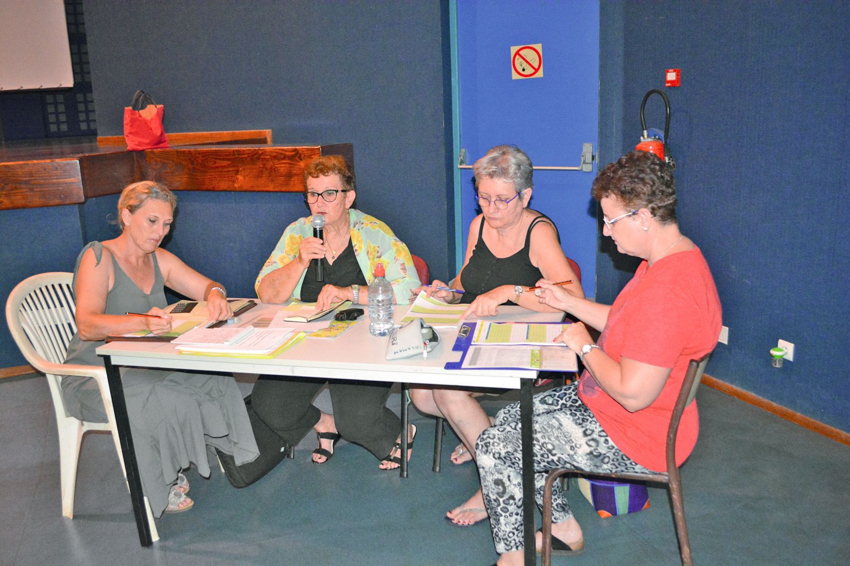 La réunion a été pilotée par Alima Jean (micro à la main), aidée de Nathalie Julien, Régina Rieu et Claudia Clemen (de gauche à droite).