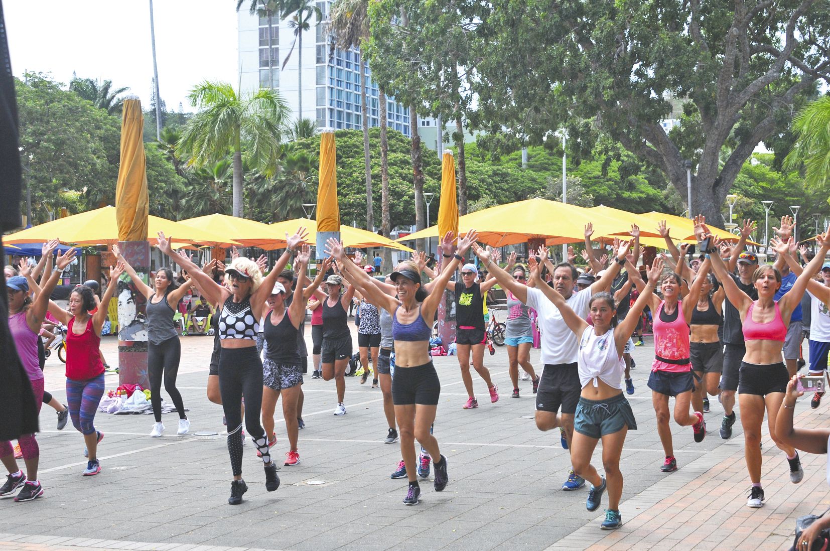 Centre-ville. Axé sur la fête des grands-mères, le dimanche en modes doux qui s’est déroulé, hier, place des Cocotiers a notamment proposé des cours de fitness et de body attack. Une piste de danse a également été installée sur place, un fleuriste a fait 