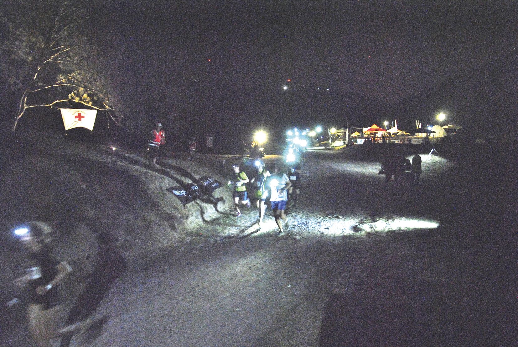 En bord de tracé, quarante bénévoles ont guidé les participants pour éviter qu’ils ne s’égarent dans la forêt sèche.