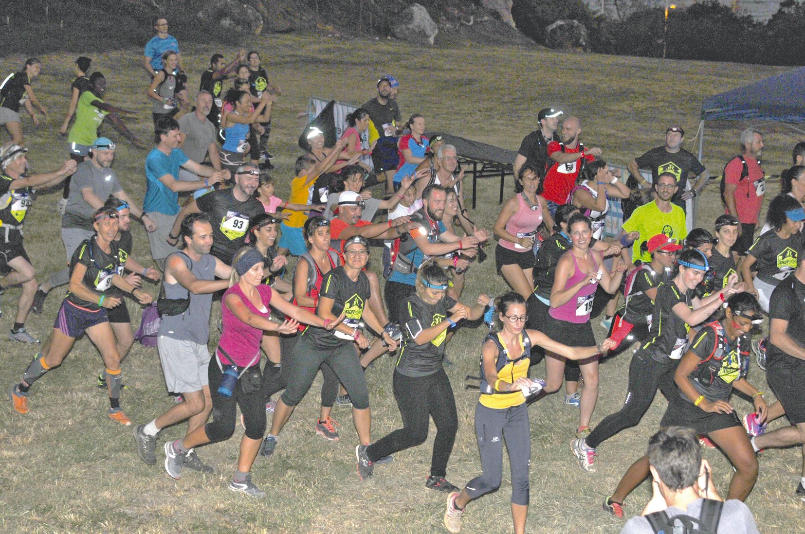 Avant le départ, l’échauffement en musique a donné un côté festif à la course rappelant La Nouméenne, une autre course populaire.