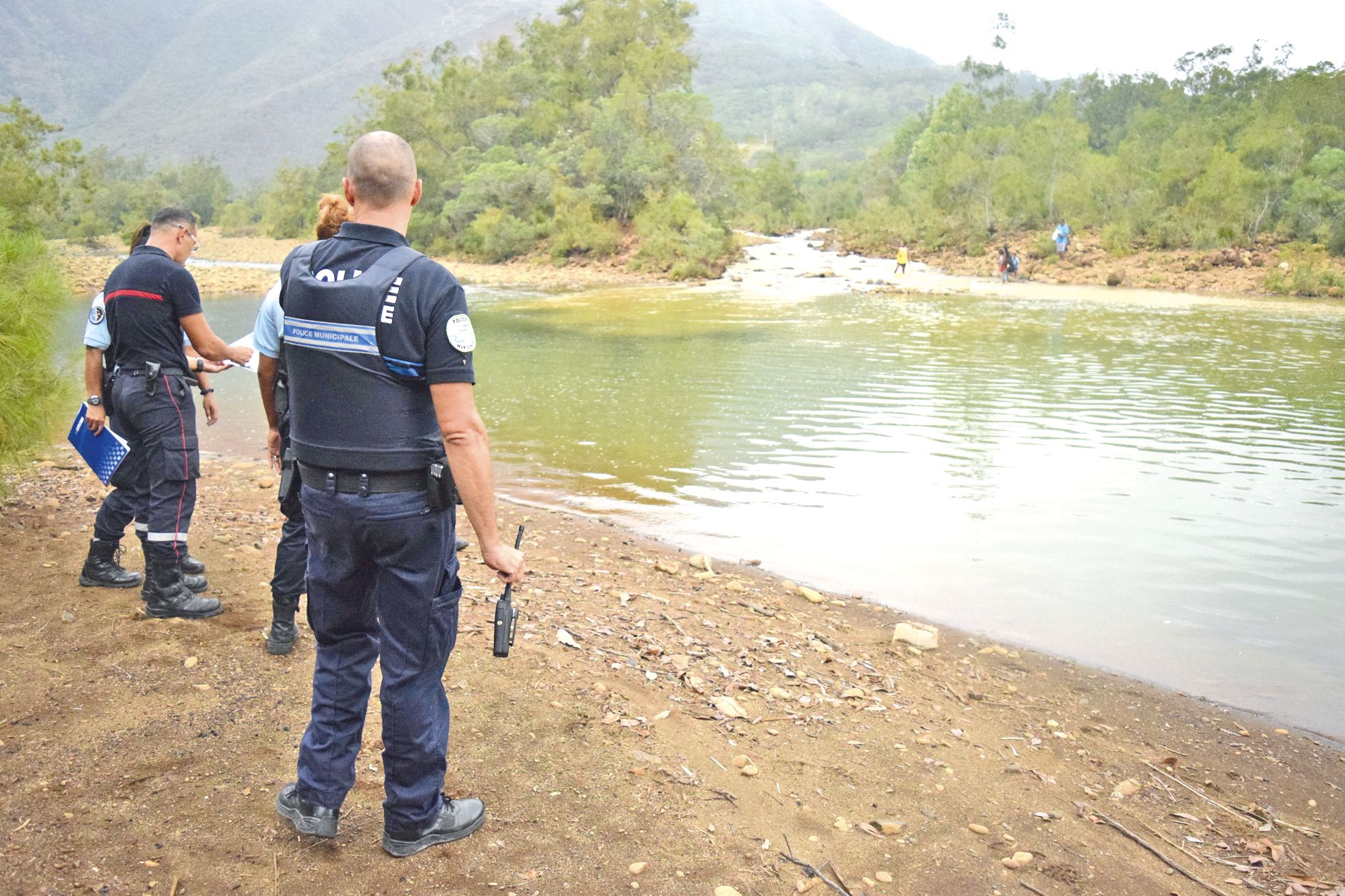 La patrouille pédestre a permis aux policiers municipaux, pompiers et gendarmes d’accéder aux berges de la Dumbéa.