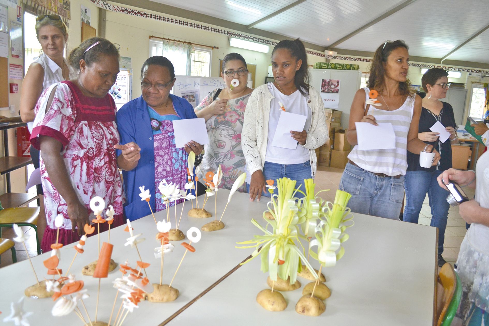 Au lycée Saint-Jean-XXIII, les élèves de la filière charcutier-traiteur ont offert des sculptures sur légumes au personnel féminin de l’établissement. « Cela permet de rendre les élèves fiers de leur travail. C’est important de commencer l’année comme cel