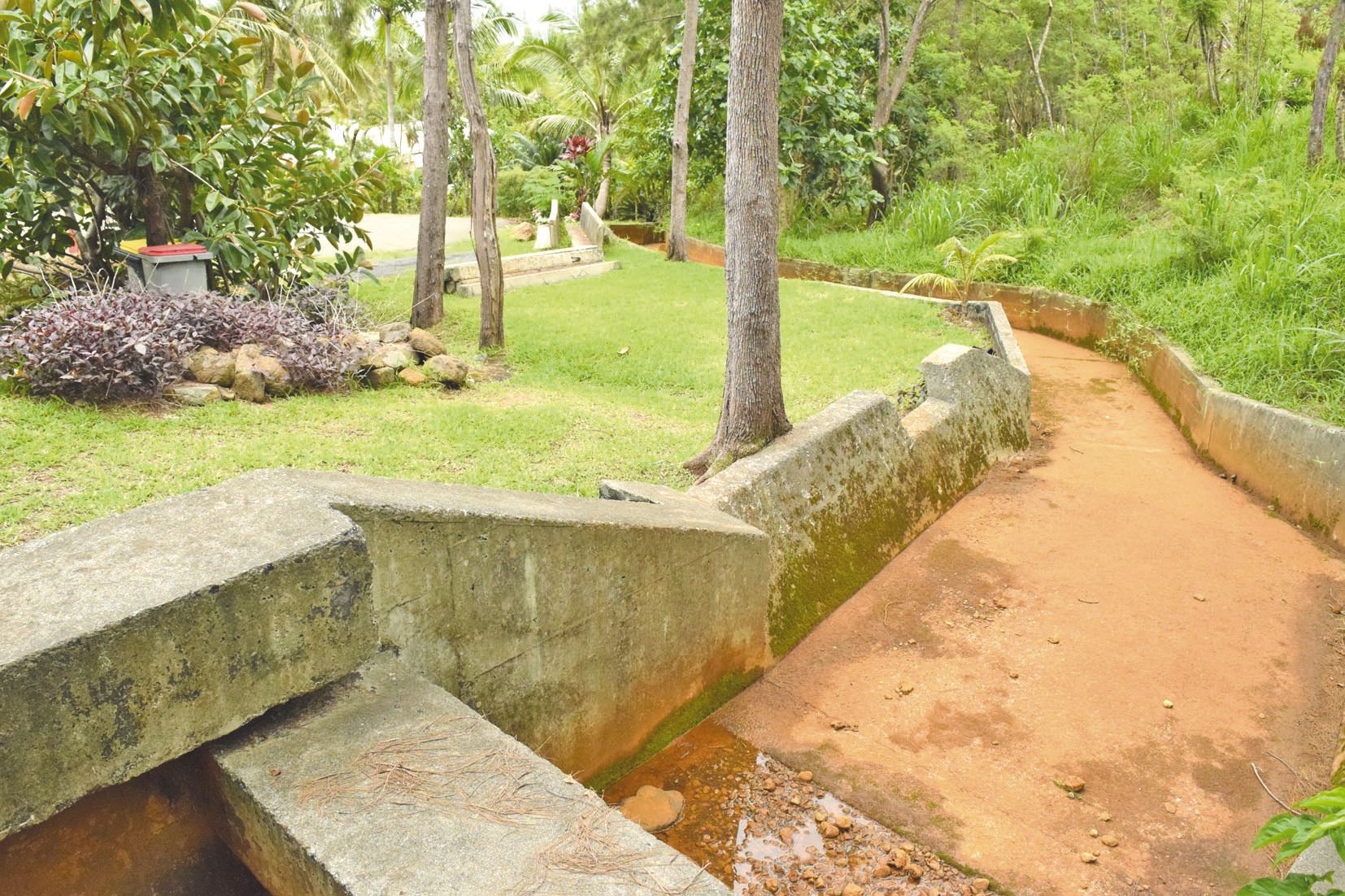 En haut de la rue des Pervenches, un ouvrage de béton assez impressionnant est bâti afin de contrôler l’écoulement de l’eau de pluie.