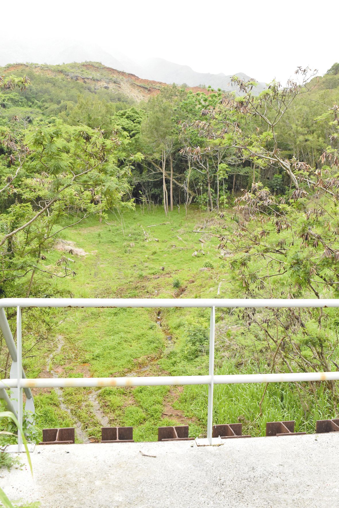 Un exutoire, bâti au début des années 1990, surplombe la petite vallée créée par la coulée de boue de 1989. Il devrait stopper une autre coulée potentielle.