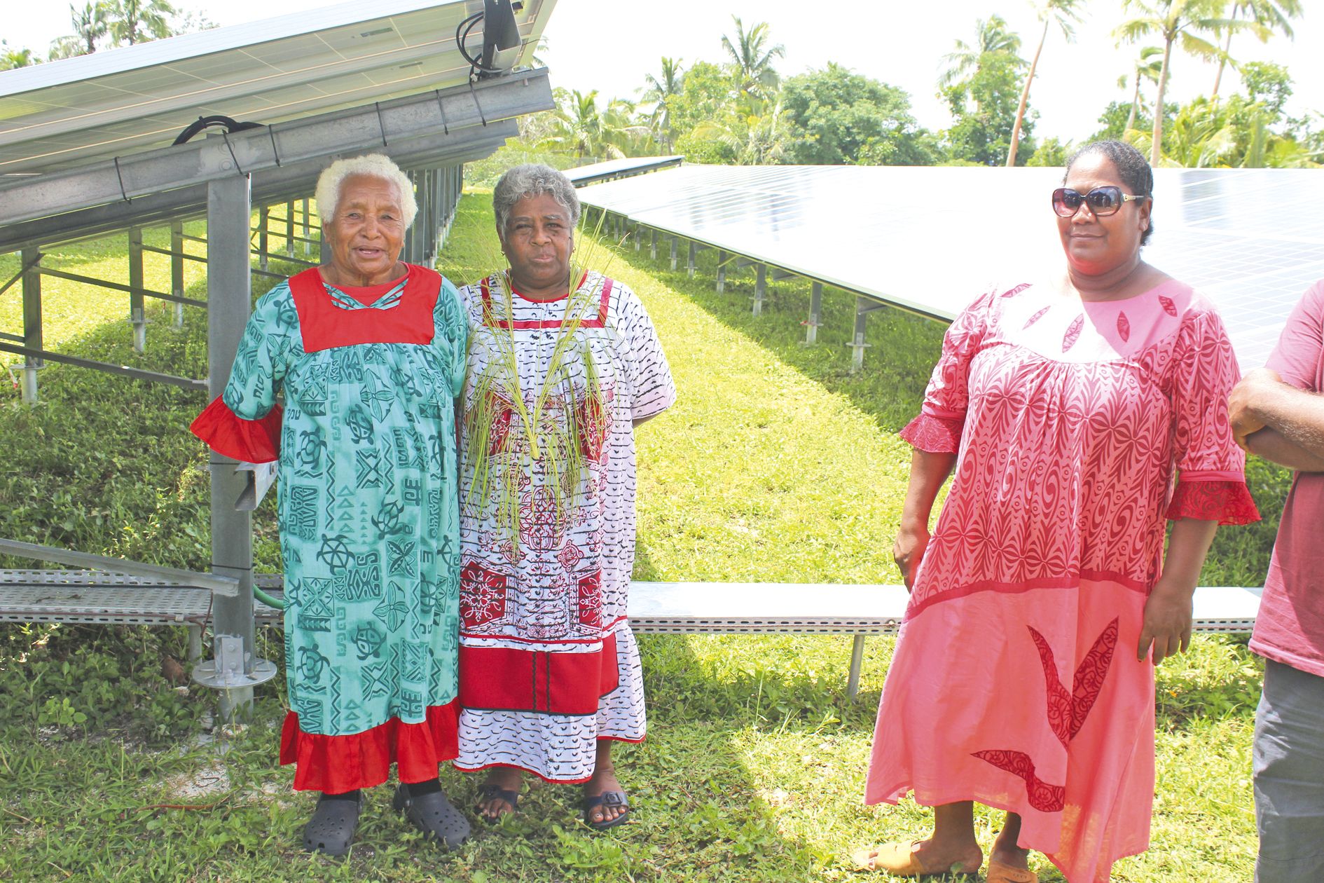 Les voisines posent fièrement dans la ferme photovoltaïque.