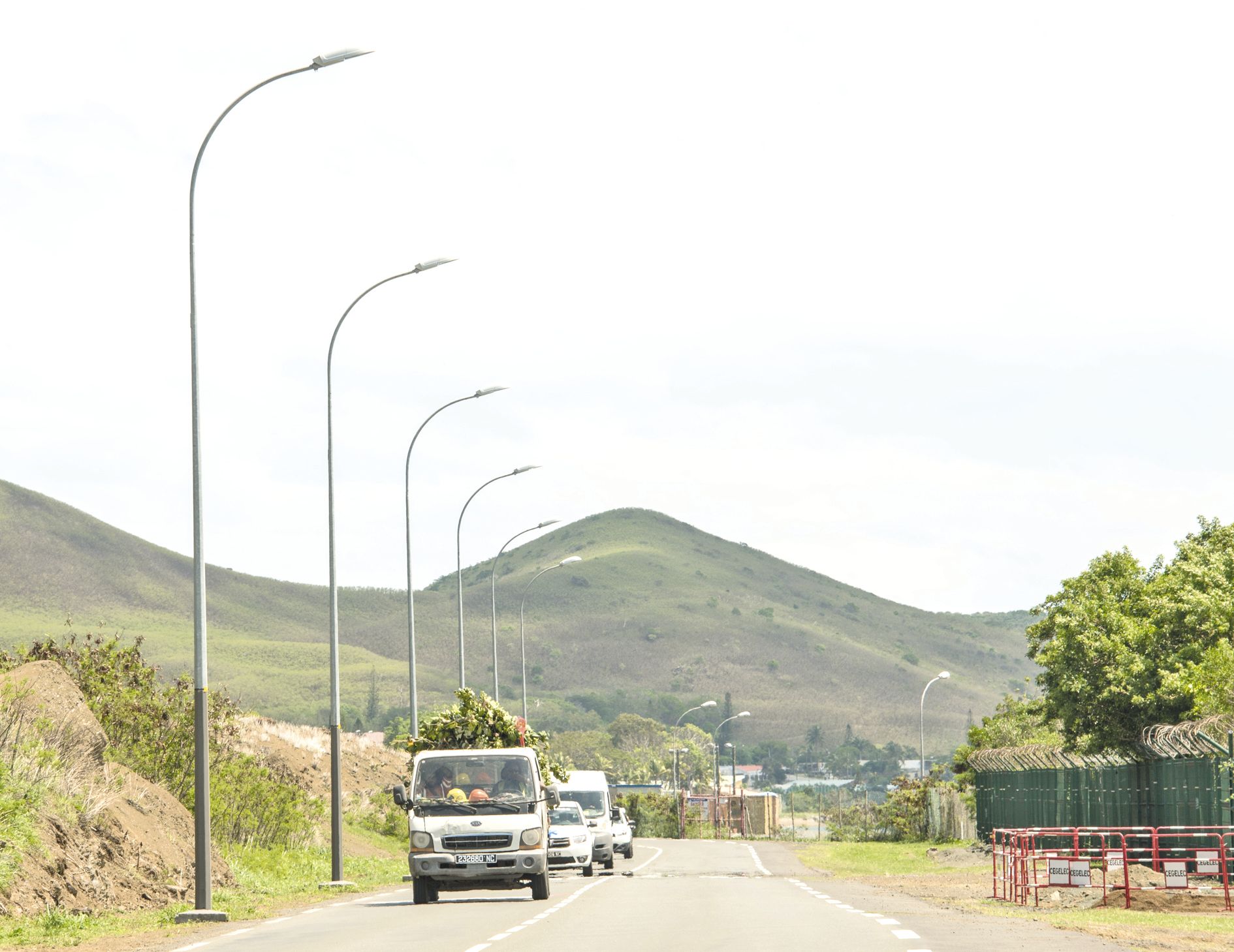 À Nouville, ce sont les anciens lampadaires de Pierre-Vernier qui sont en train d’être installés jusqu’à la polyclinique.