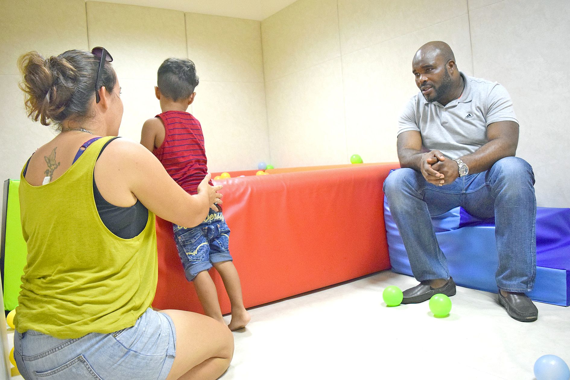 À l’Institut spécialisé de l’autisme, le boxeur a été touché par les enfants et impressionné par l’équipe encadrante et la qualité de la structure, unique sur le Caillou.