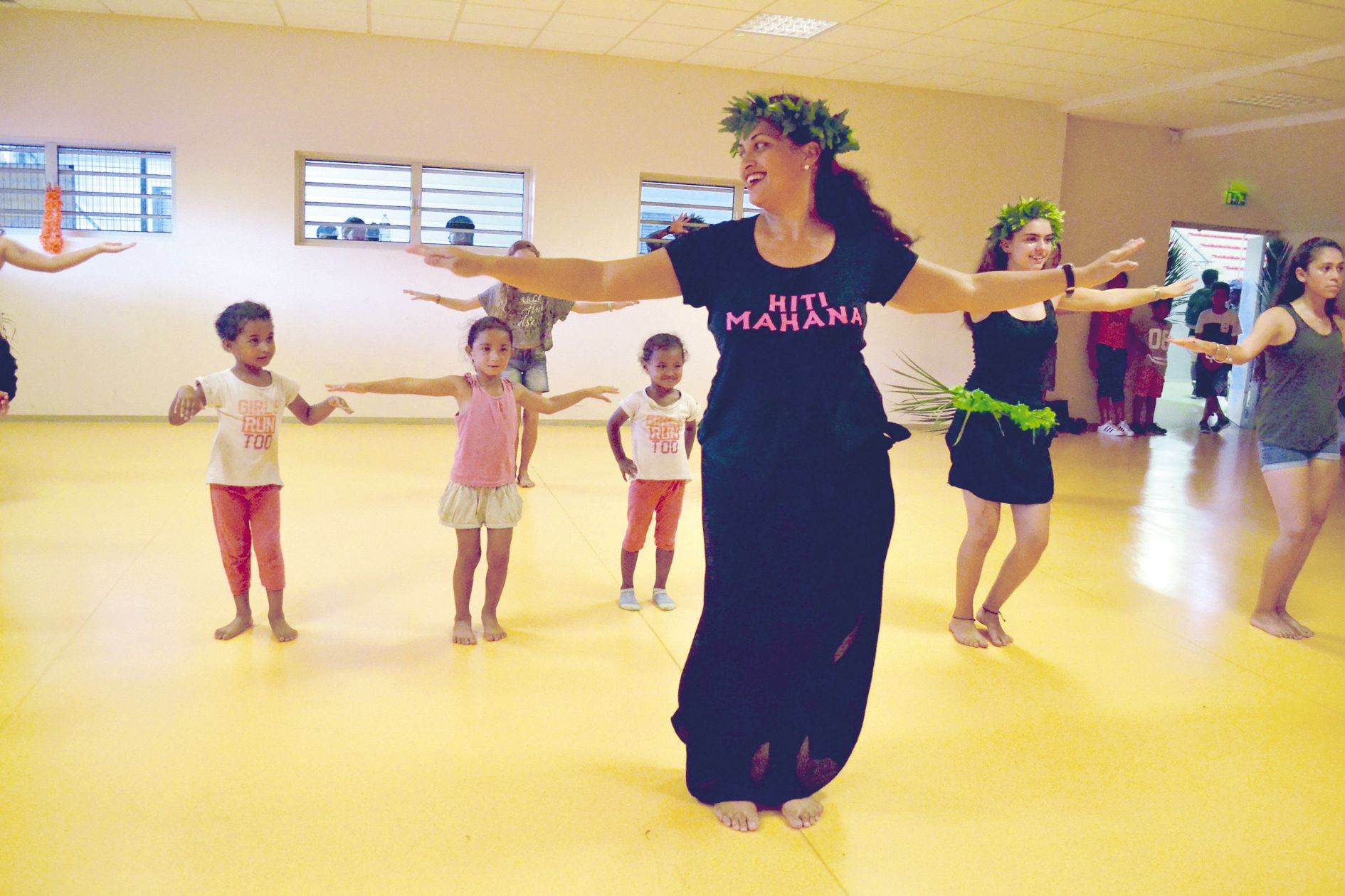 Du côté du club de danse tahitienne Hiti Mahana, pas de compétition de tamure et autres performances, mais des initiations pour les curieuses « de 5 à 99 ans ». Et ce, toutes les quinze minutes. Mais pas de quoi faire disparaître le large sourire de Marév