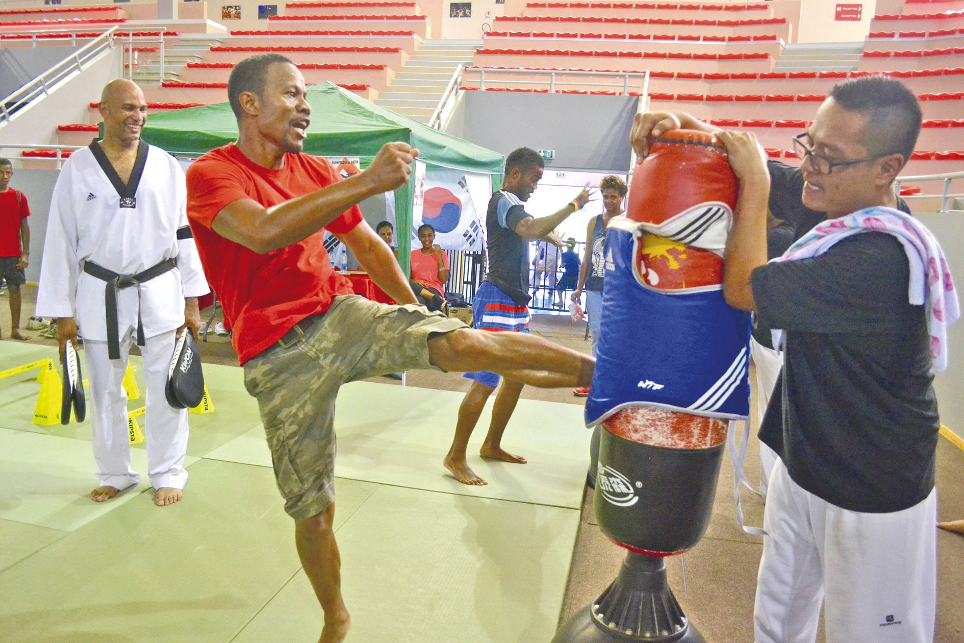 Miguel, de Val-Boisé (ici avec son fils Lylian, 16 ans) est ravi de redécouvrir les joies du taekwondo. Et le moins que l’on puisse dire, c’est qu’il s’en donne à cœur joie ! « J’en ai fait durant vingt-cinq ans, mais j’ai dû arrêter à cause du travail. Ç