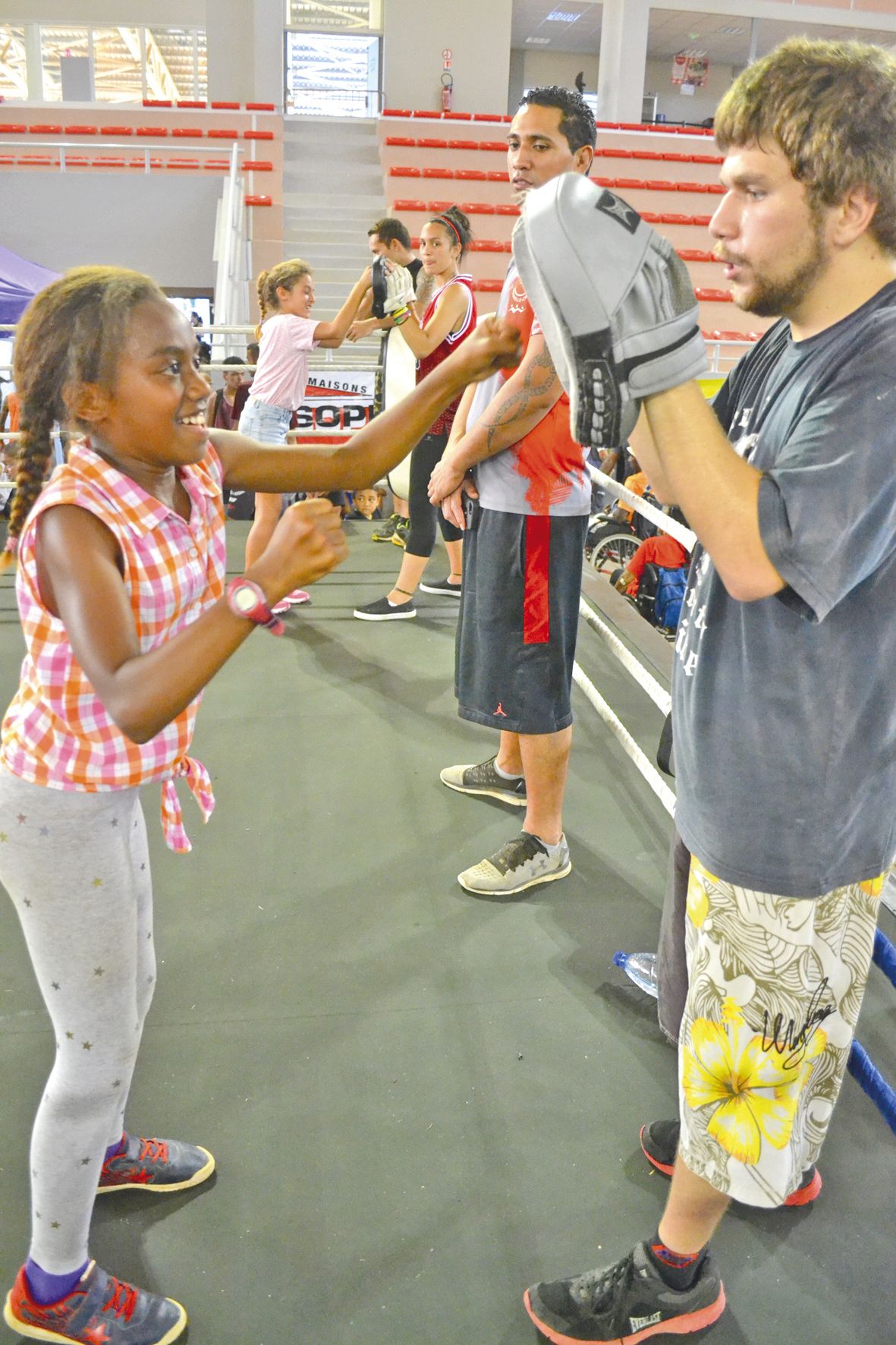 Le Ring club de Païta proposait des « parcours de cardio » où il fallait taper le plus vite possible pendant vingt  secondes. Carton plein auprès des enfants « Même si les bras leur tombent à la fin » taquine Yves, un boxeur.