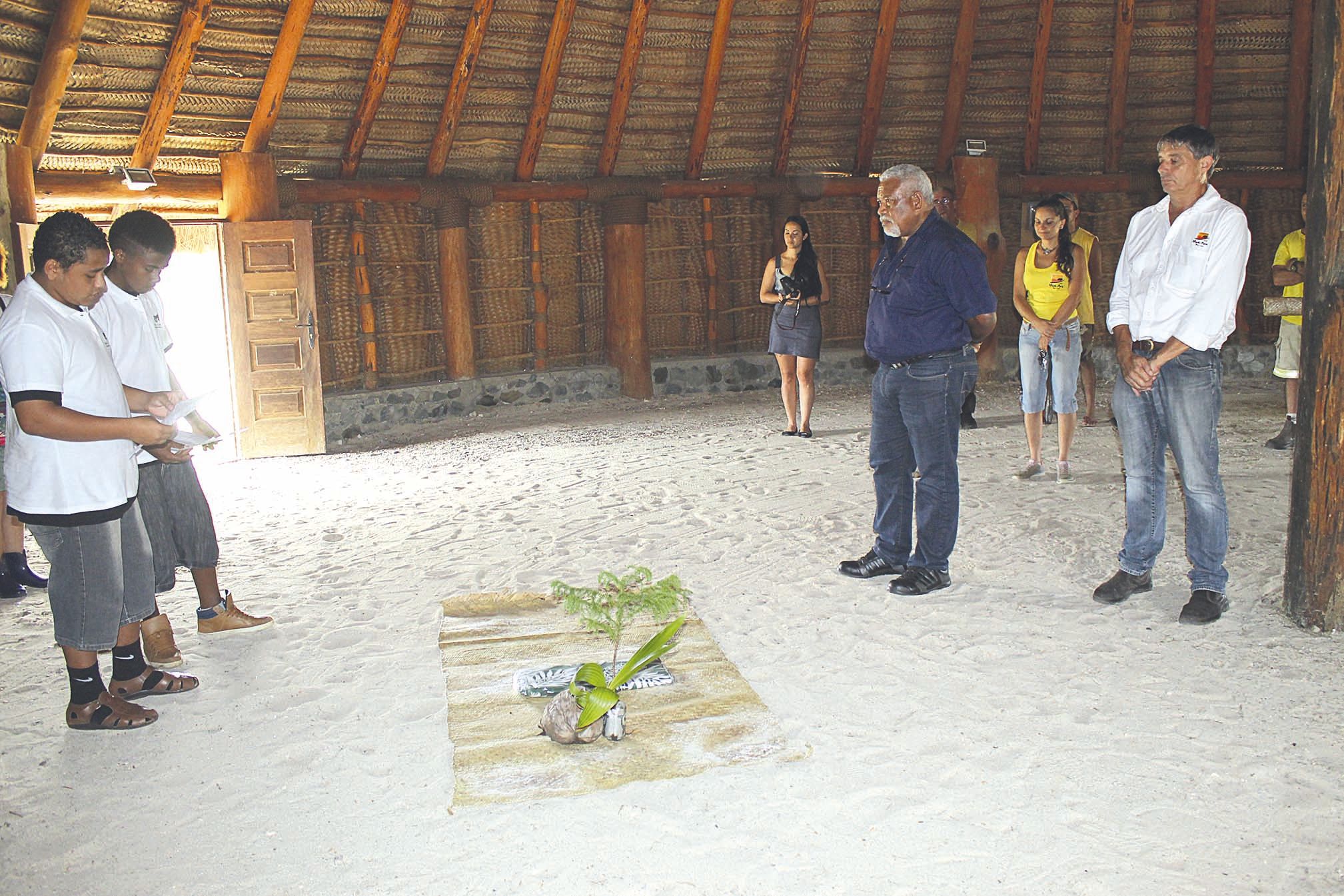 Cette escapade sur Déva a débuté par la présentation d’un geste traditionnel aux  coutumiers du GDPL Mwé Ara, et aux personnels de la SEM Mwé Ara. Tony Déa, du GDPL, a qualifié cette initiative « de très importante », à la fois pour la forêt sèche mais au