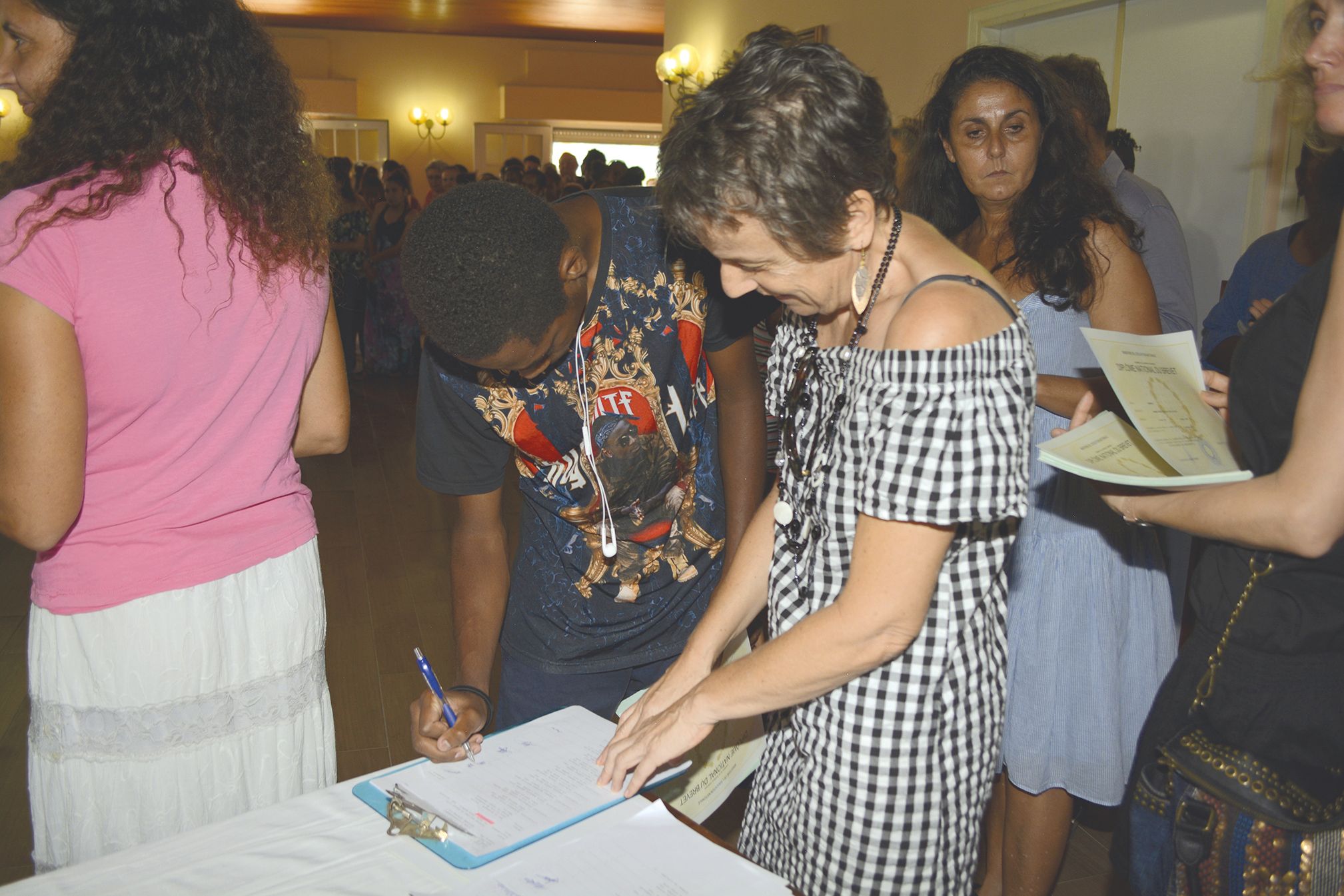 Avant de repartir avec leur diplôme, les jeunes du collège Sacré-Cœur ont dû apposer leur signature.