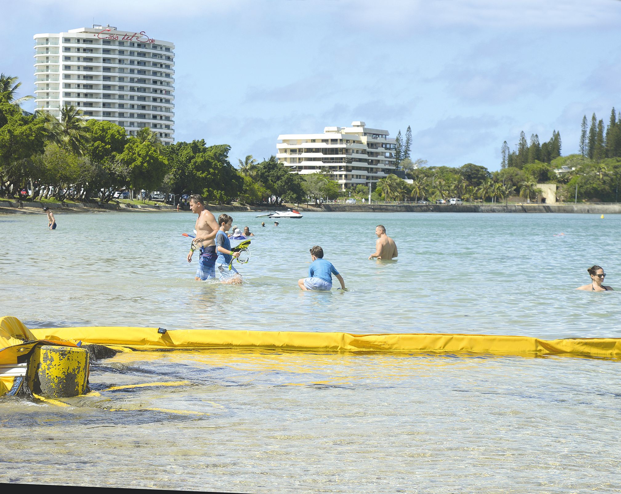 Hier matin, les baigneurs ne se sont pas fait prier, retournant rapidement à leur brasse et autres loisirs aquatiques.