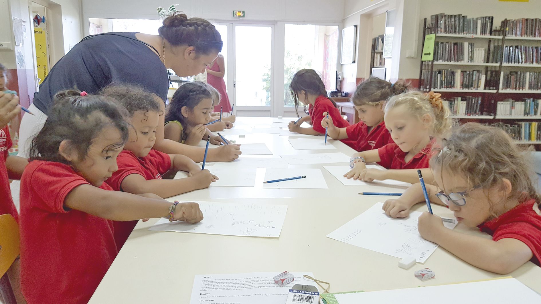 À la bibliothèque Denise Frey, de Pont-des-Français, dix enfants de 3 à 8 ans, d’Arts et Études Mont-Dore, ont profité d’un cours de dessin donné par l’illustratrice et auteure Julie Ferrand. Une autre façon de découvrir la langue. « On est parti d’un mot