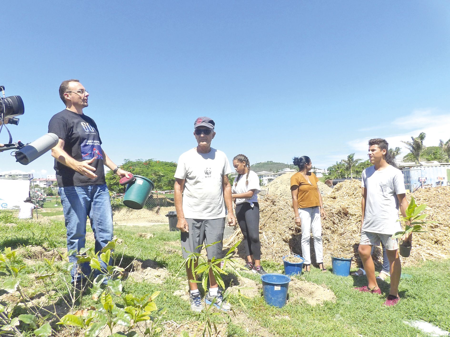 Cette plantation est l’un des temps forts de la climate week portée par le WWF, avec ici son représentant Hubert Géraud (tee-shirt noir). Les volontaires pourront également  participer au nettoyage du secteur de la FOL samedi matin.